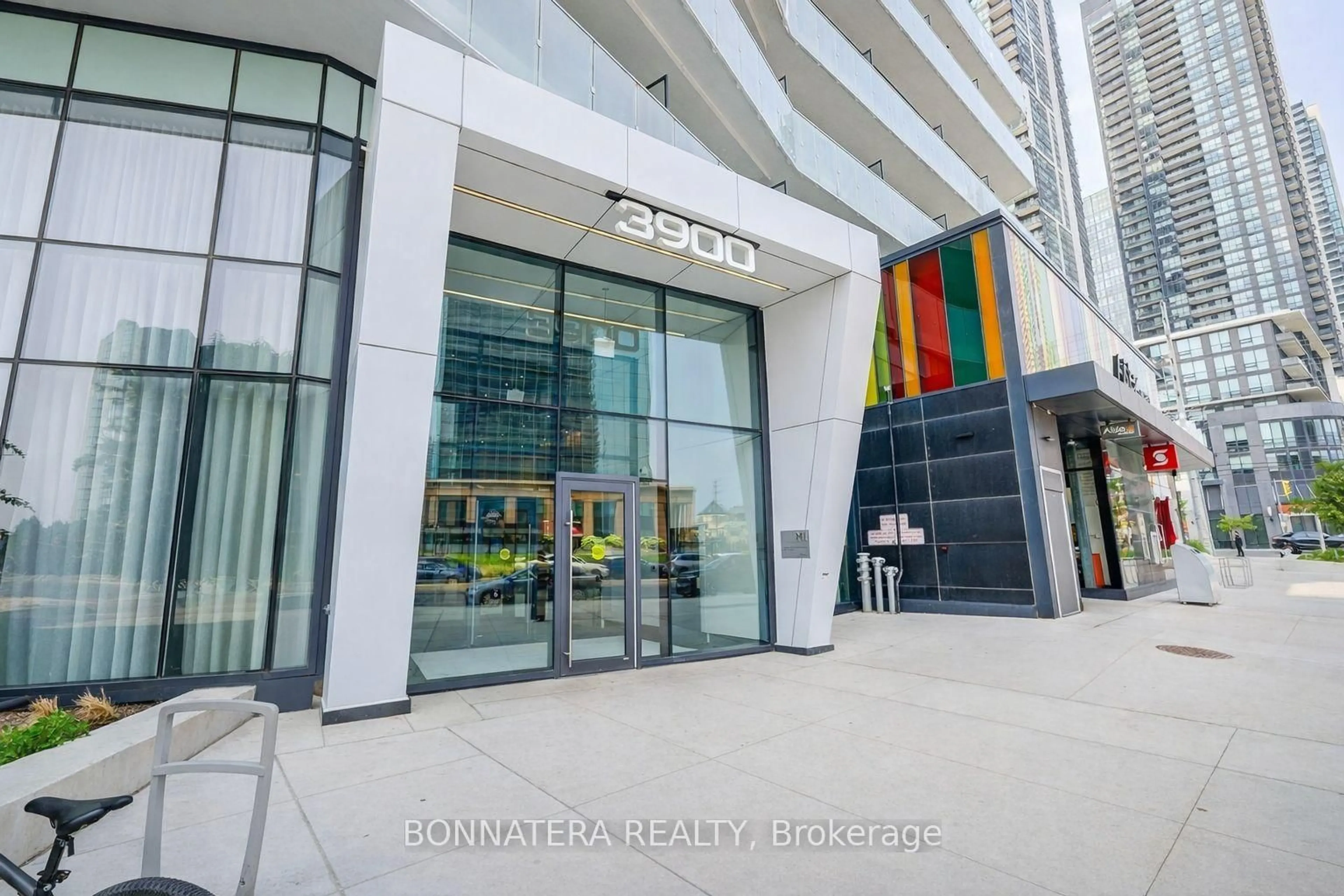 Indoor foyer for 3900 Confederation Pkwy #913, Mississauga Ontario L5B 0M3