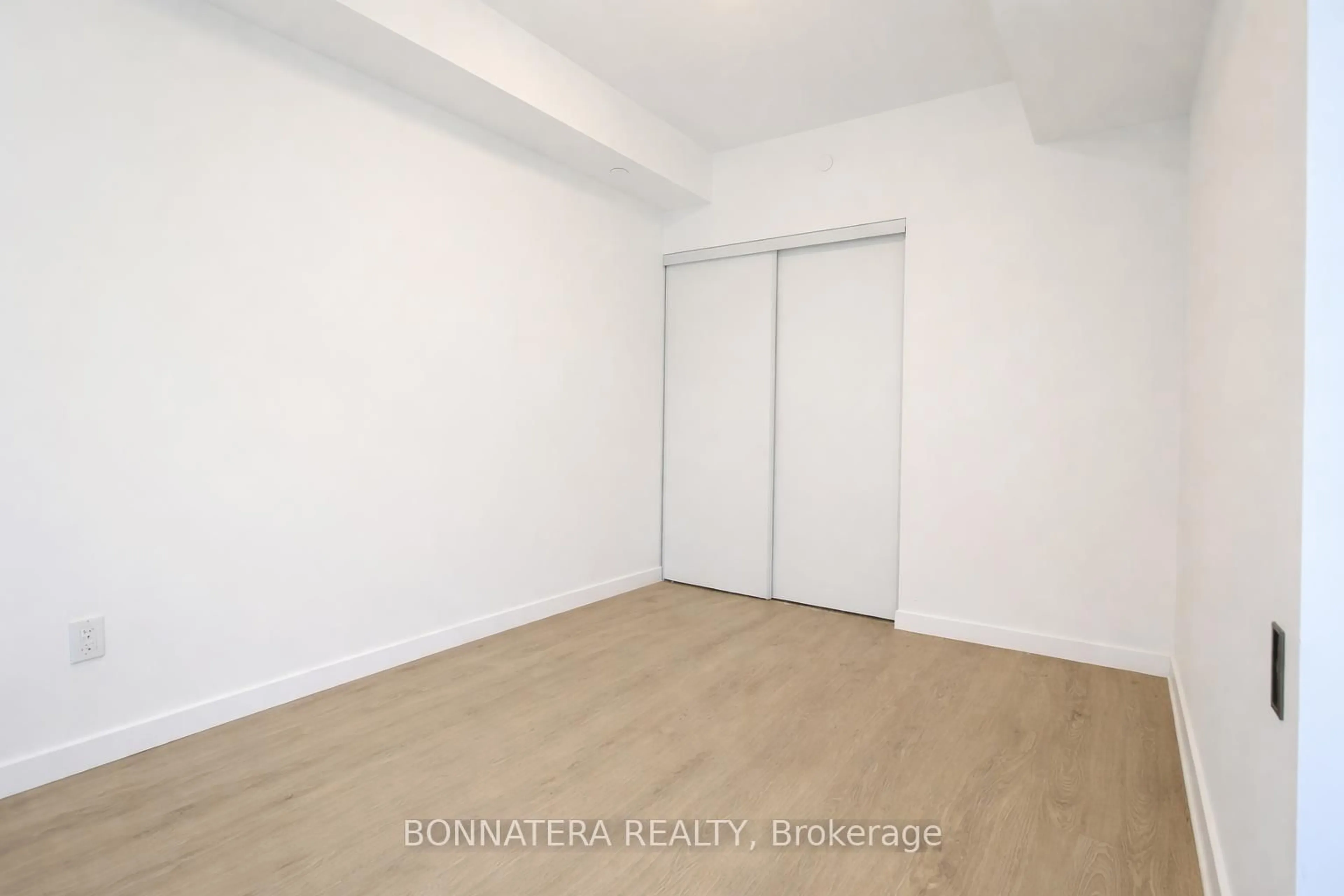 A pic of a room for 3900 Confederation Pkwy #913, Mississauga Ontario L5B 0M3