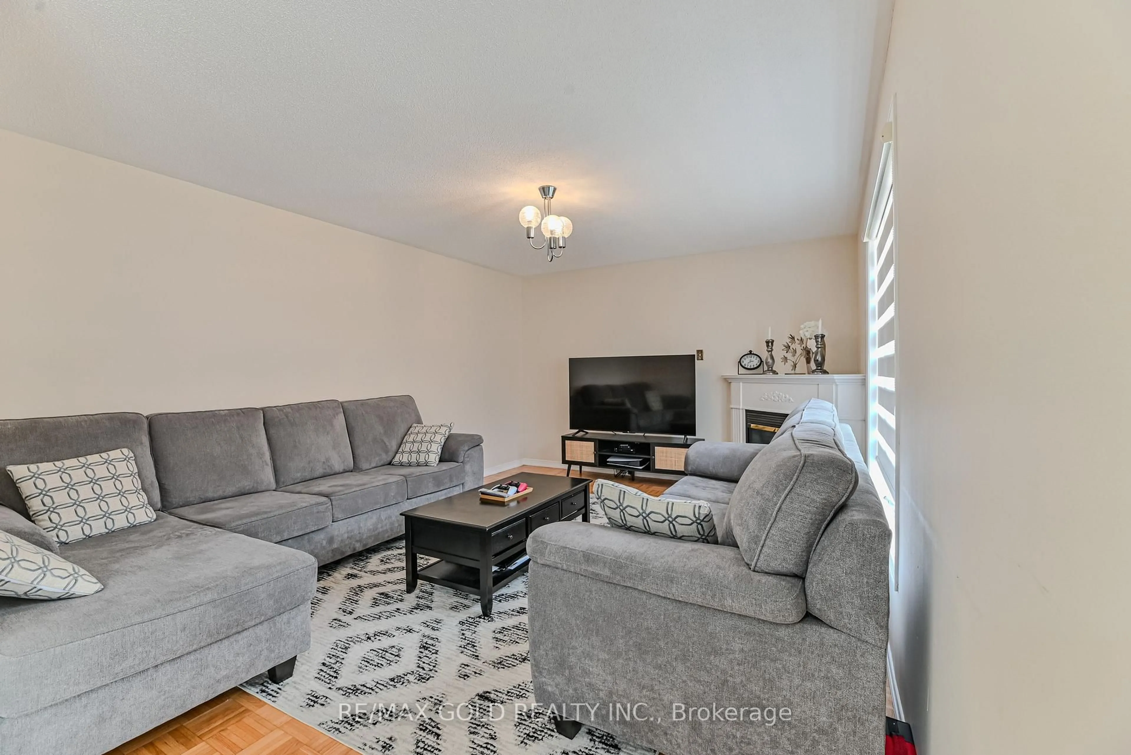 Living room with furniture, unknown for 80 Octillo Blvd, Brampton Ontario L6R 2V6