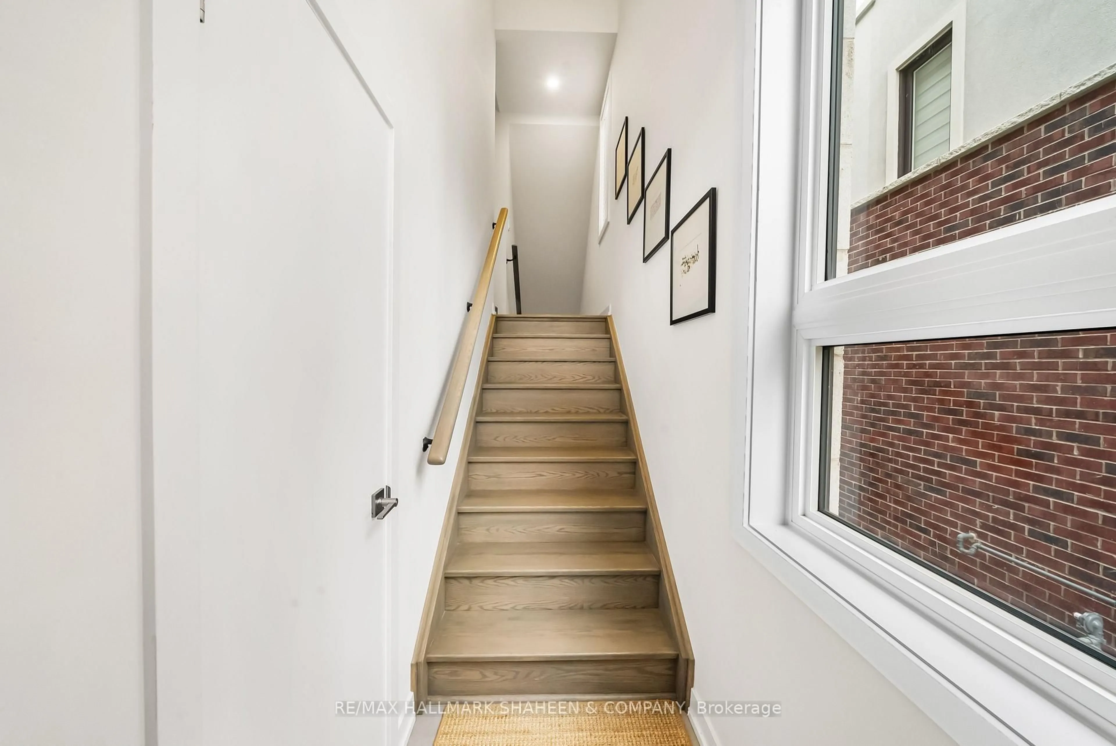 Stairs for 1330 Kaniv St, Oakville Ontario L6M 5R3