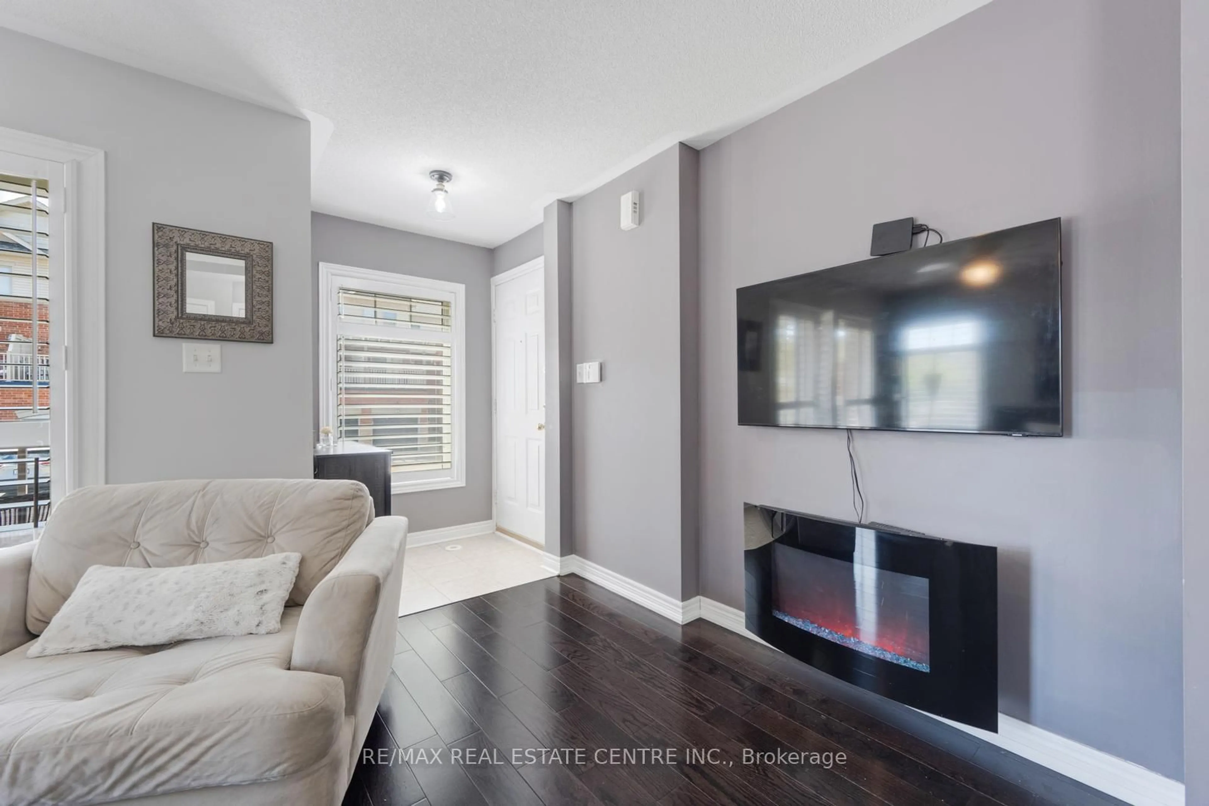 Living room with furniture, unknown for 3250 Bentley Dr #11, Mississauga Ontario L5M 0P7