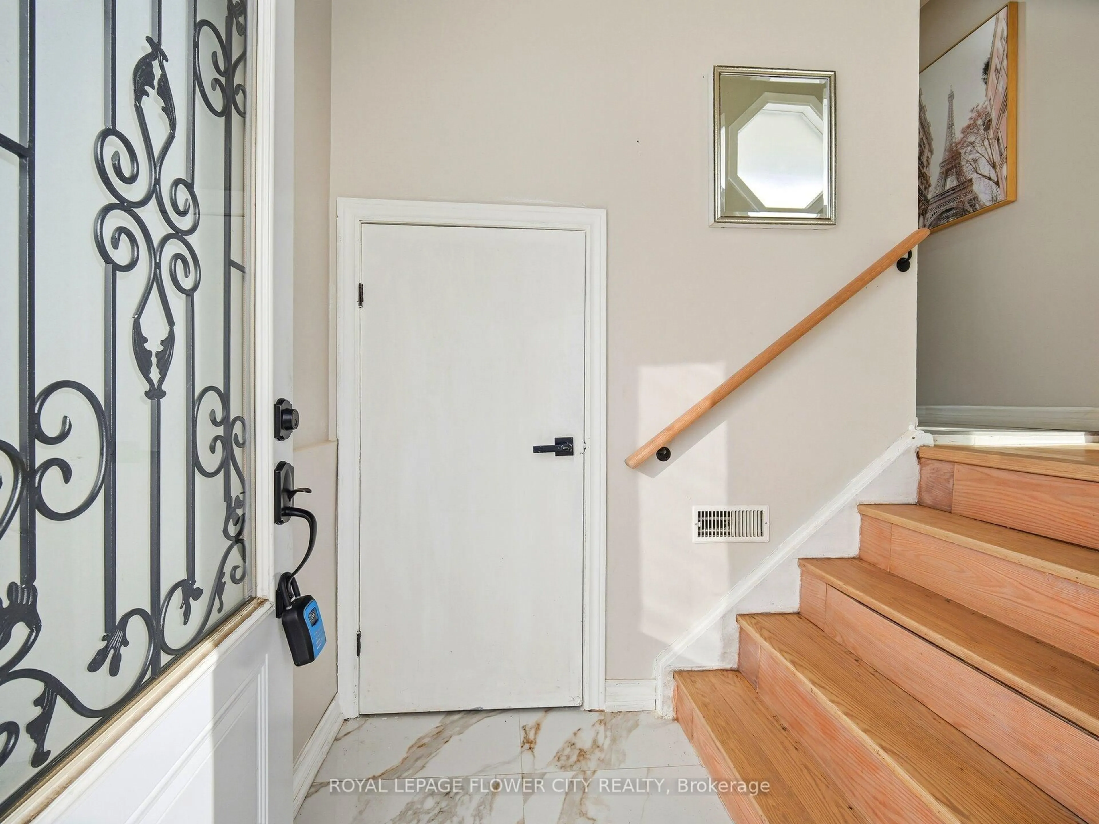 Indoor entryway for 25 Abell Dr, Brampton Ontario L6V 2W1