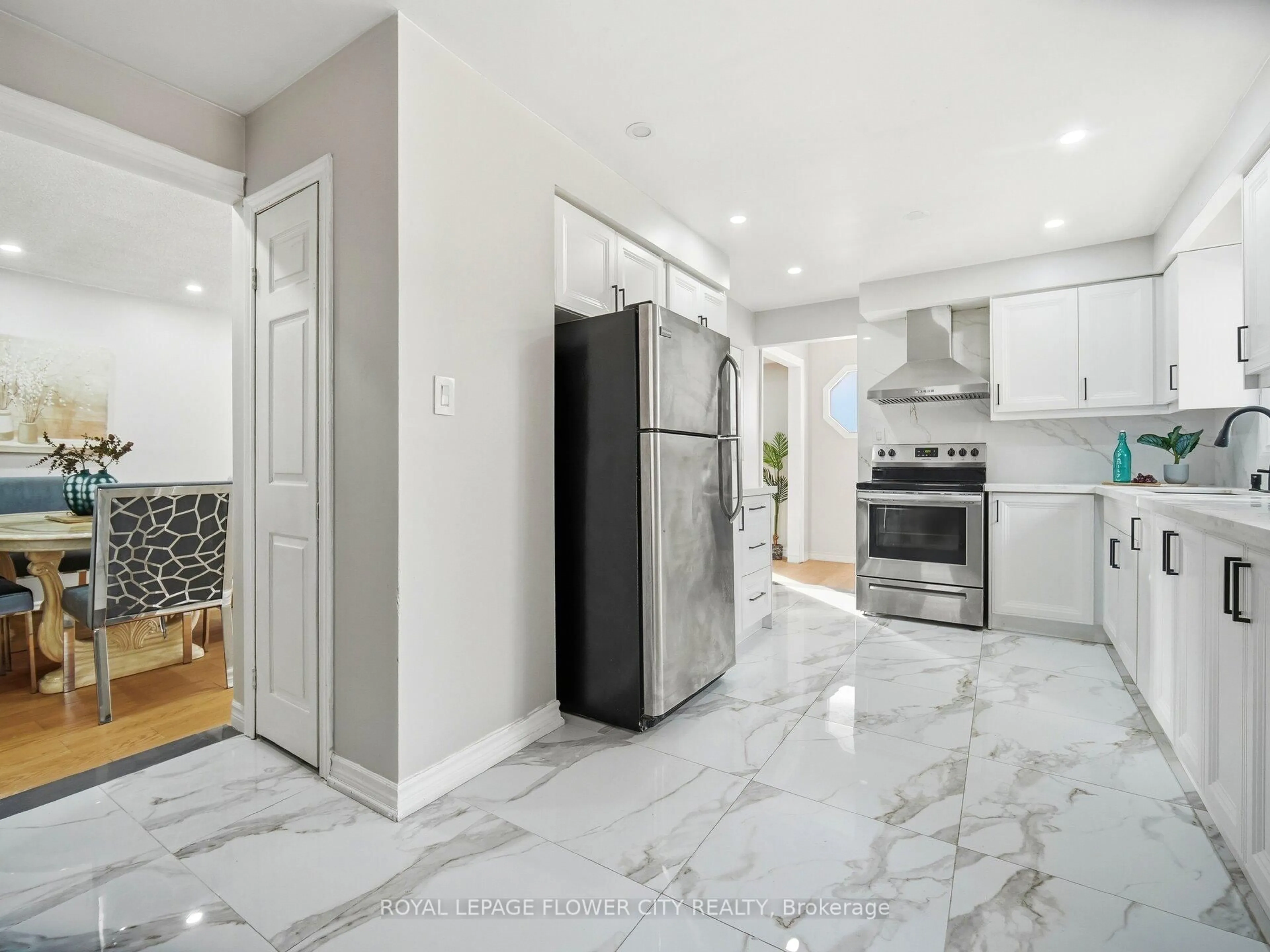 Open concept kitchen, ceramic/tile floor for 25 Abell Dr, Brampton Ontario L6V 2W1