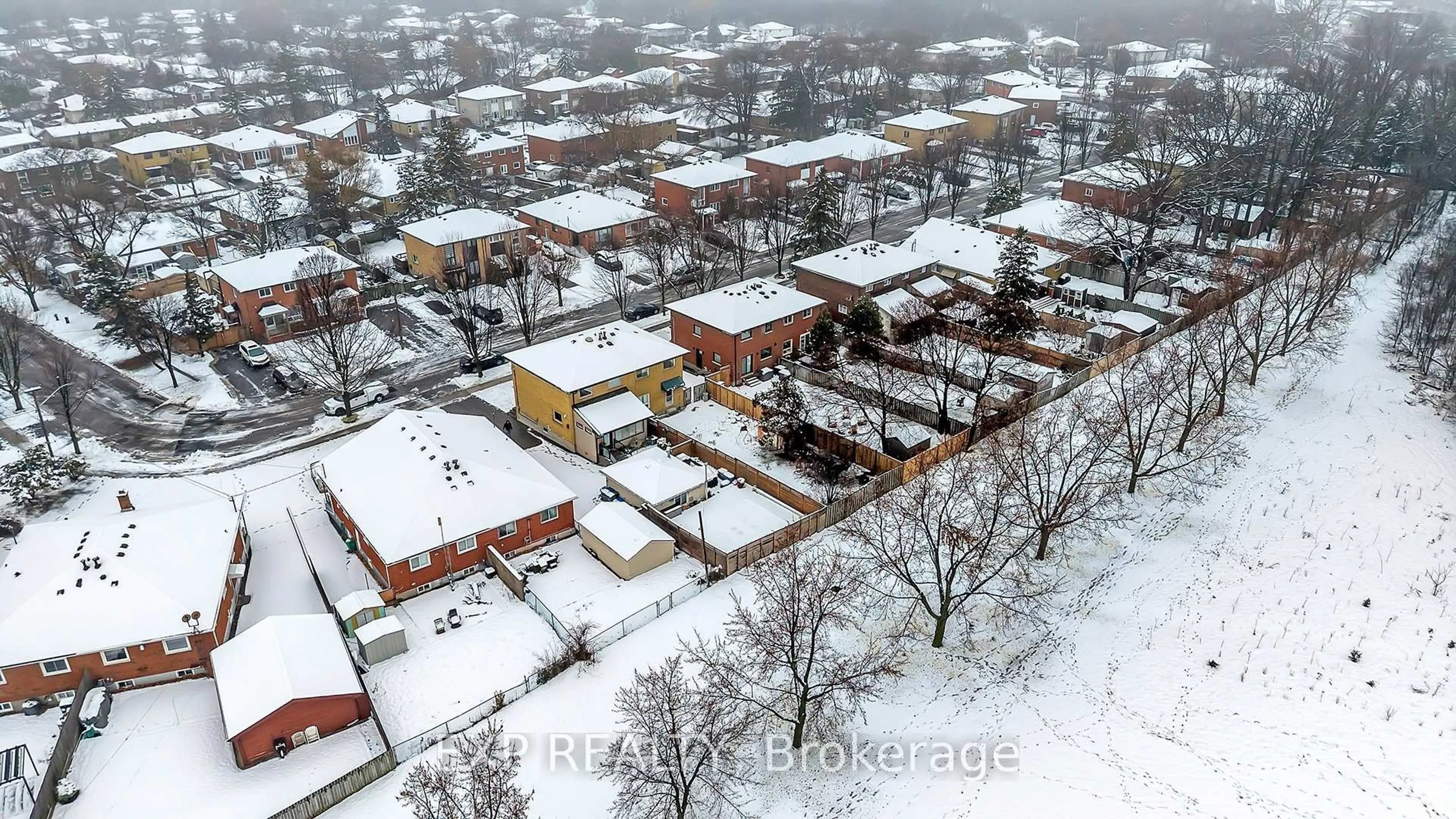 A pic from outside/outdoor area/front of a property/back of a property/a pic from drone, street for 1367 Freeport Dr, Mississauga Ontario L5C 1S5