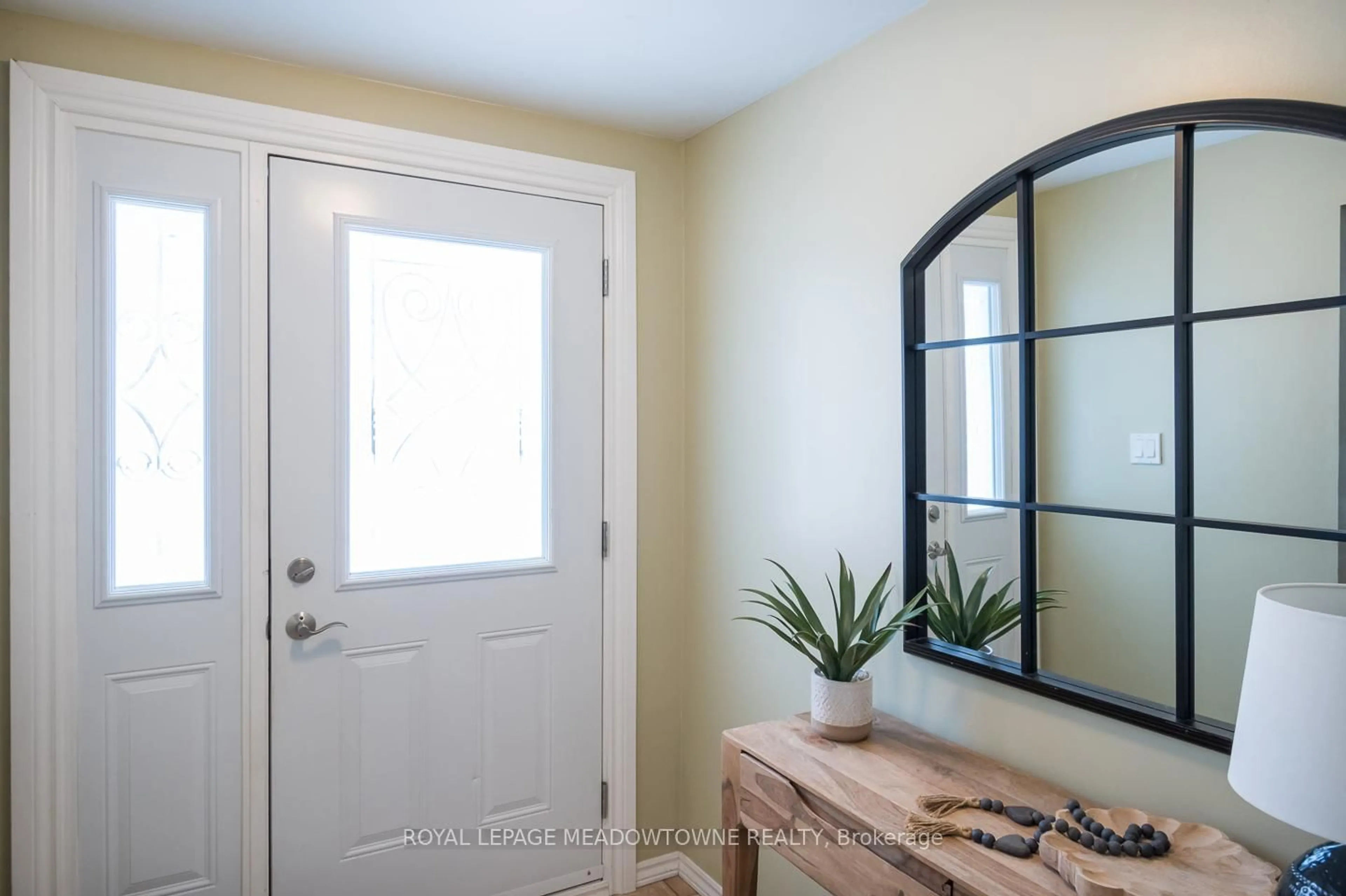 Indoor entryway for 65 Lorne Scots Dr, Milton Ontario L9T 2Z2