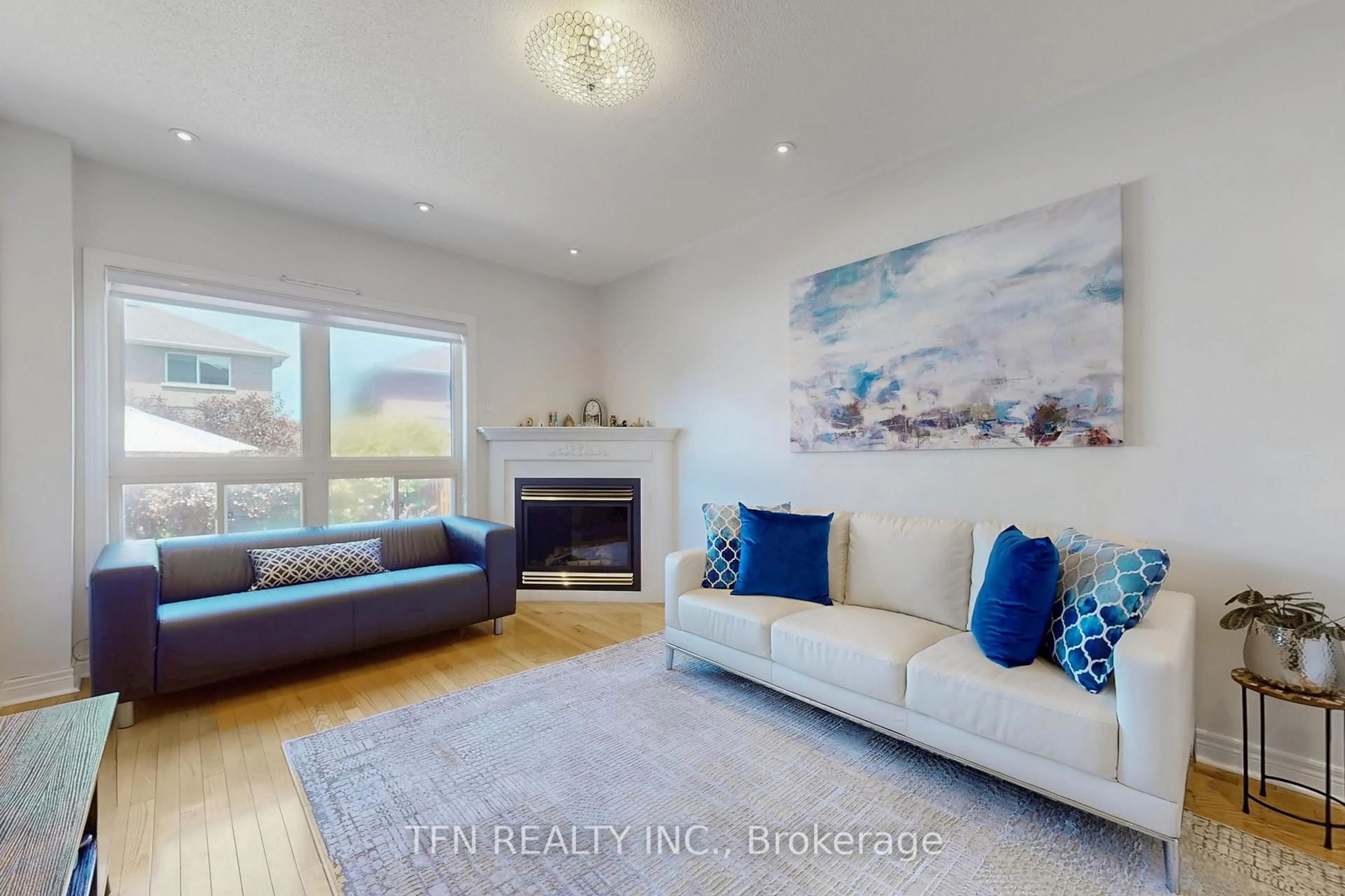 Living room with furniture, unknown for 851 Clemens Cres, Mississauga Ontario L5V 2S8