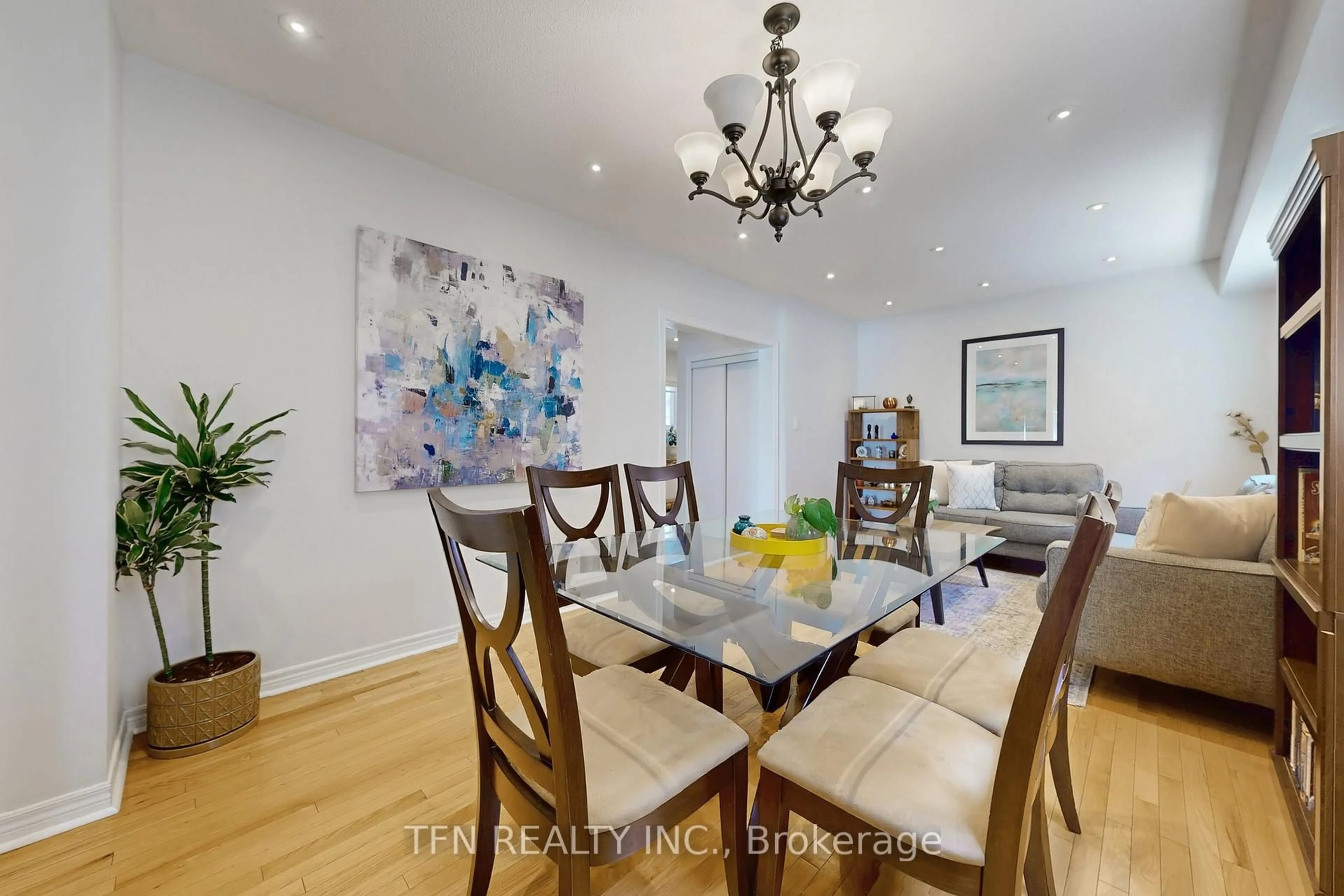 Dining room, wood/laminate floor for 851 Clemens Cres, Mississauga Ontario L5V 2S8