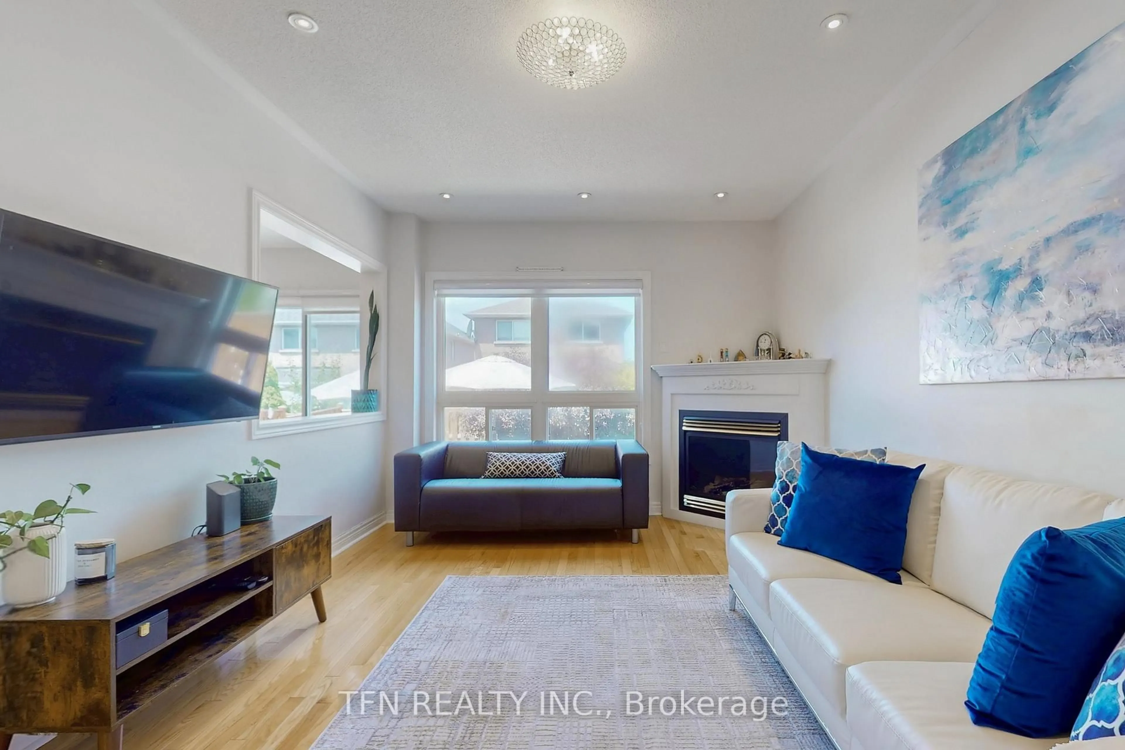 Living room with furniture, unknown for 851 Clemens Cres, Mississauga Ontario L5V 2S8