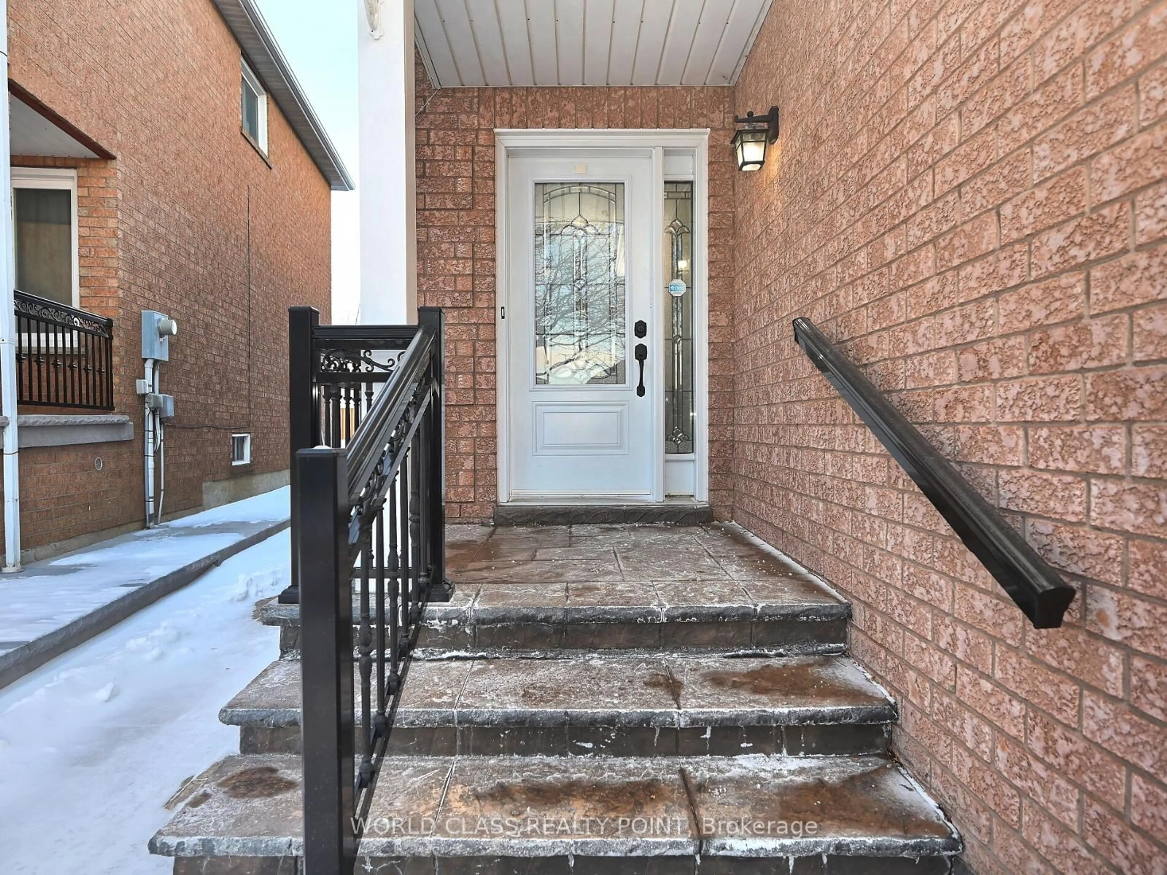 Indoor entryway for 6136 Ford Rd, Mississauga Ontario L5V 1X1