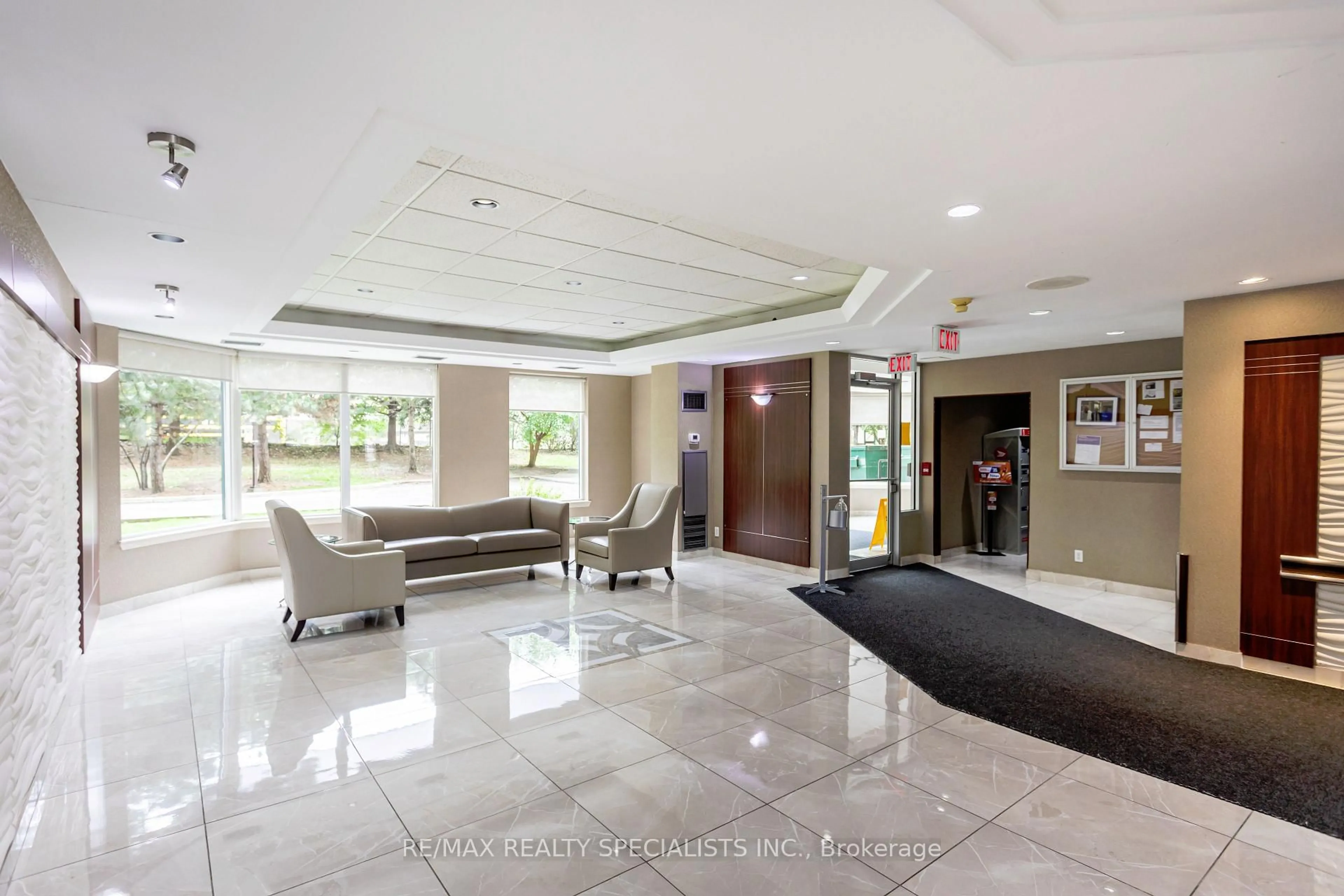Lobby for 135 Hillcrest Ave #1101, Mississauga Ontario L5B 4B1