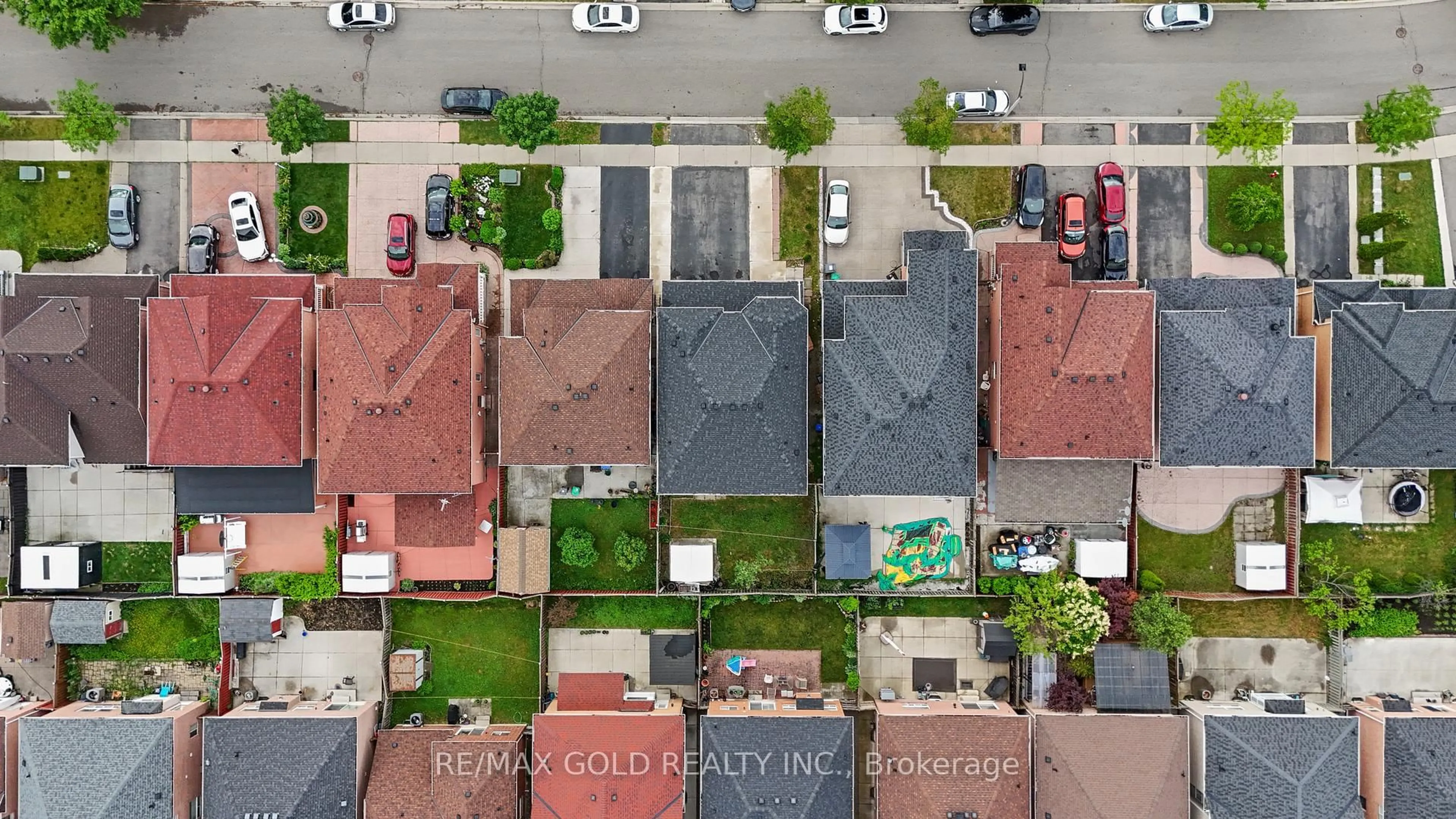 A pic from outside/outdoor area/front of a property/back of a property/a pic from drone, street for 14 Gaspe Rd, Brampton Ontario L6S 0A4