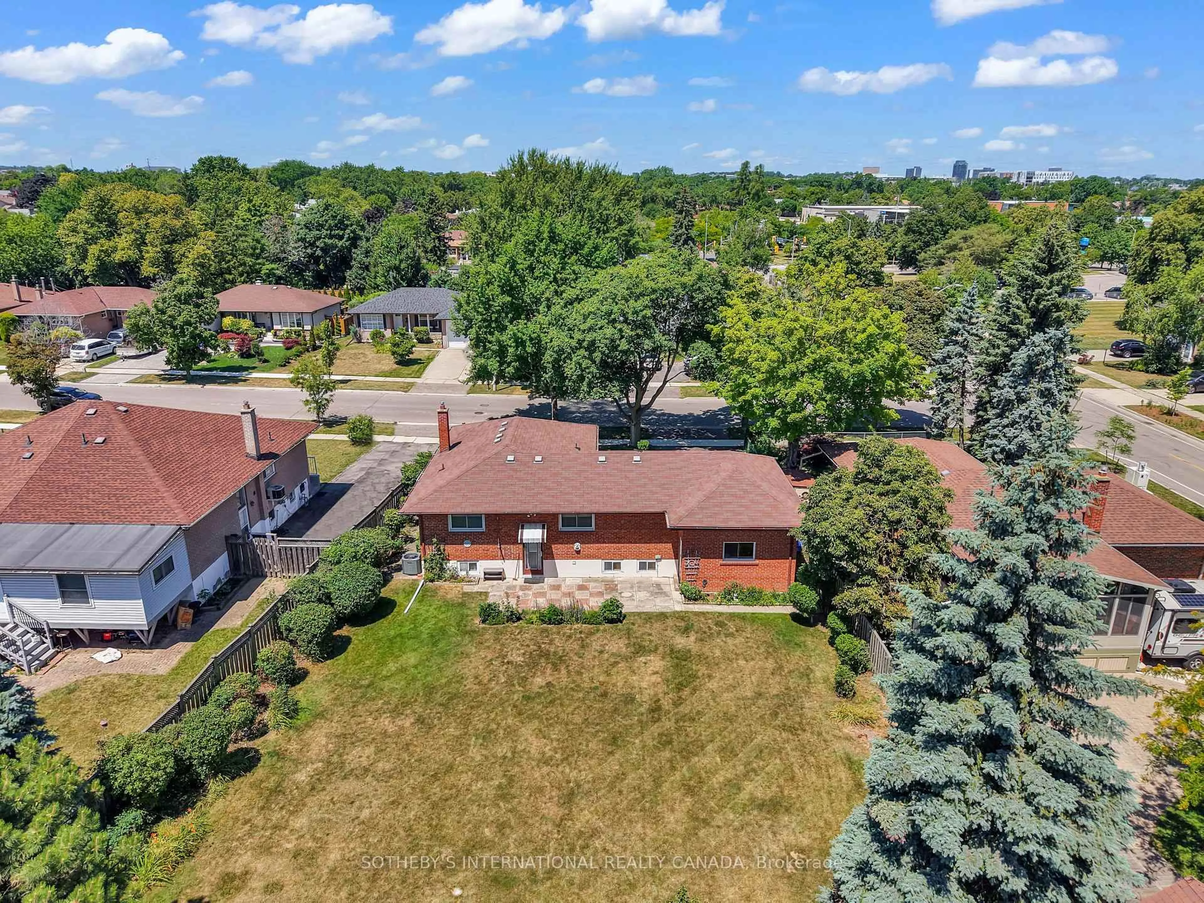 A pic from outside/outdoor area/front of a property/back of a property/a pic from drone, unknown for 2506 Constable Rd, Mississauga Ontario L5J 1W1