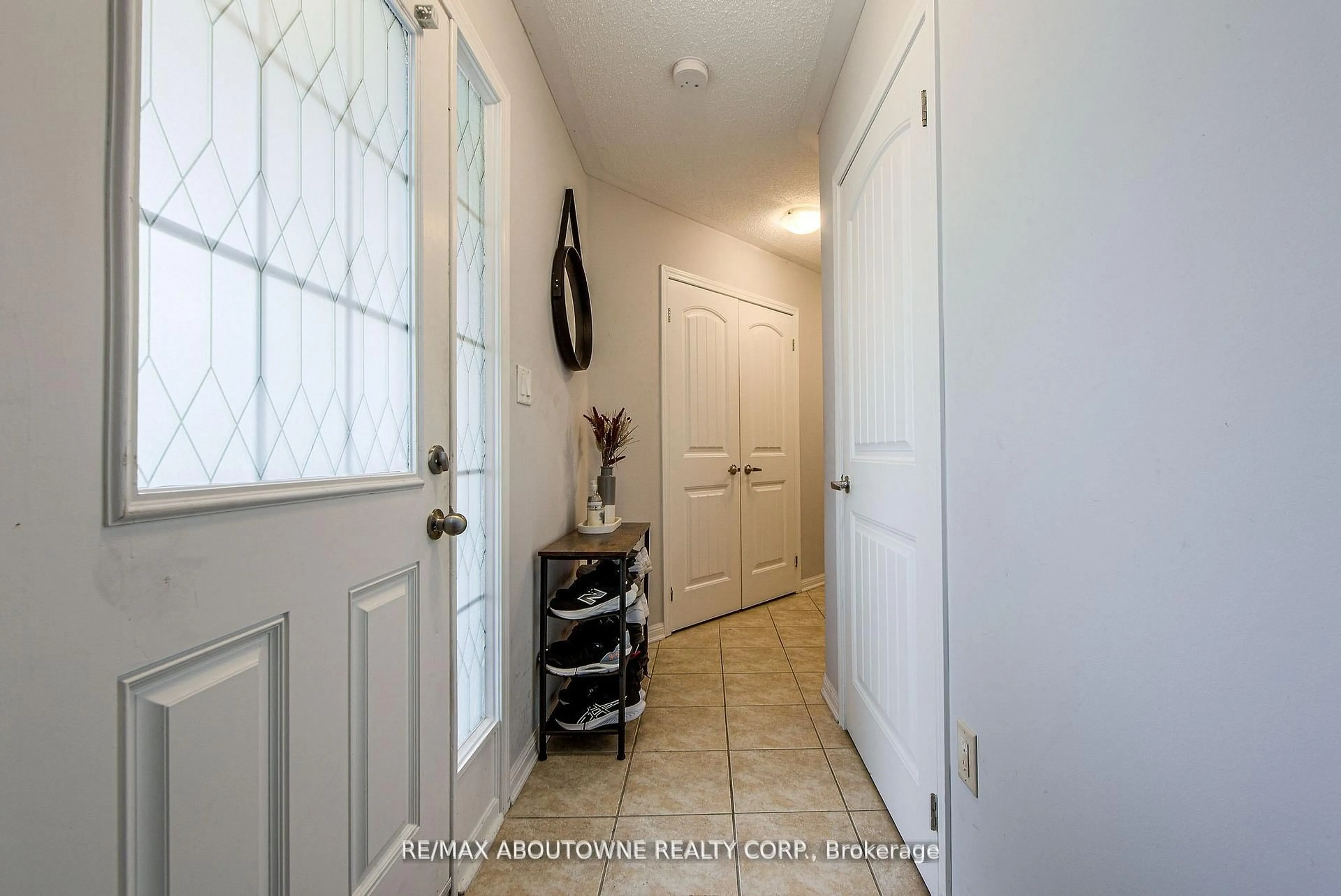 Indoor entryway for 911 Deverell Pl, Milton Ontario L9T 0M2
