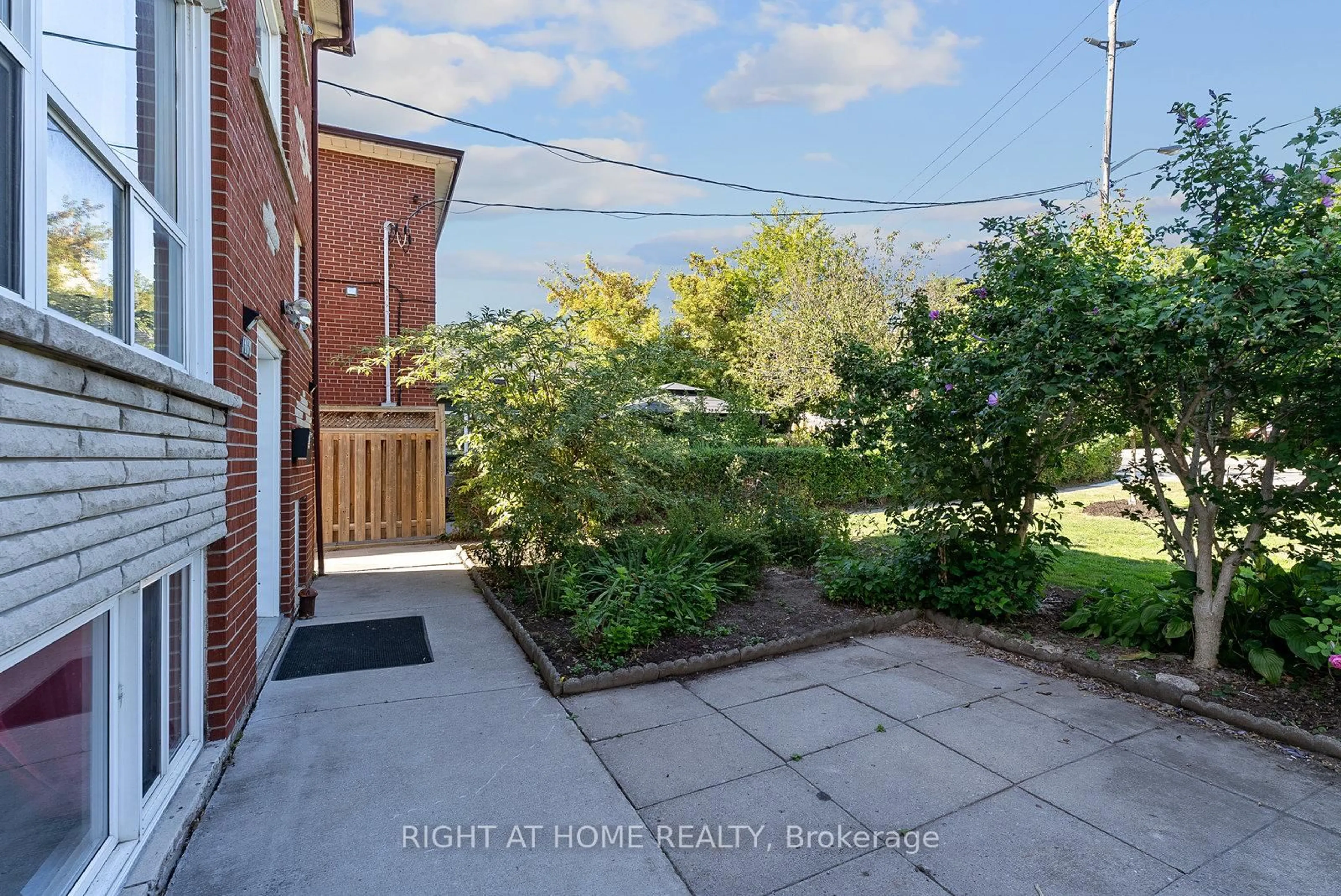 A pic from outside/outdoor area/front of a property/back of a property/a pic from drone, street for 160 Varsity Rd, Toronto Ontario M6S 4P3