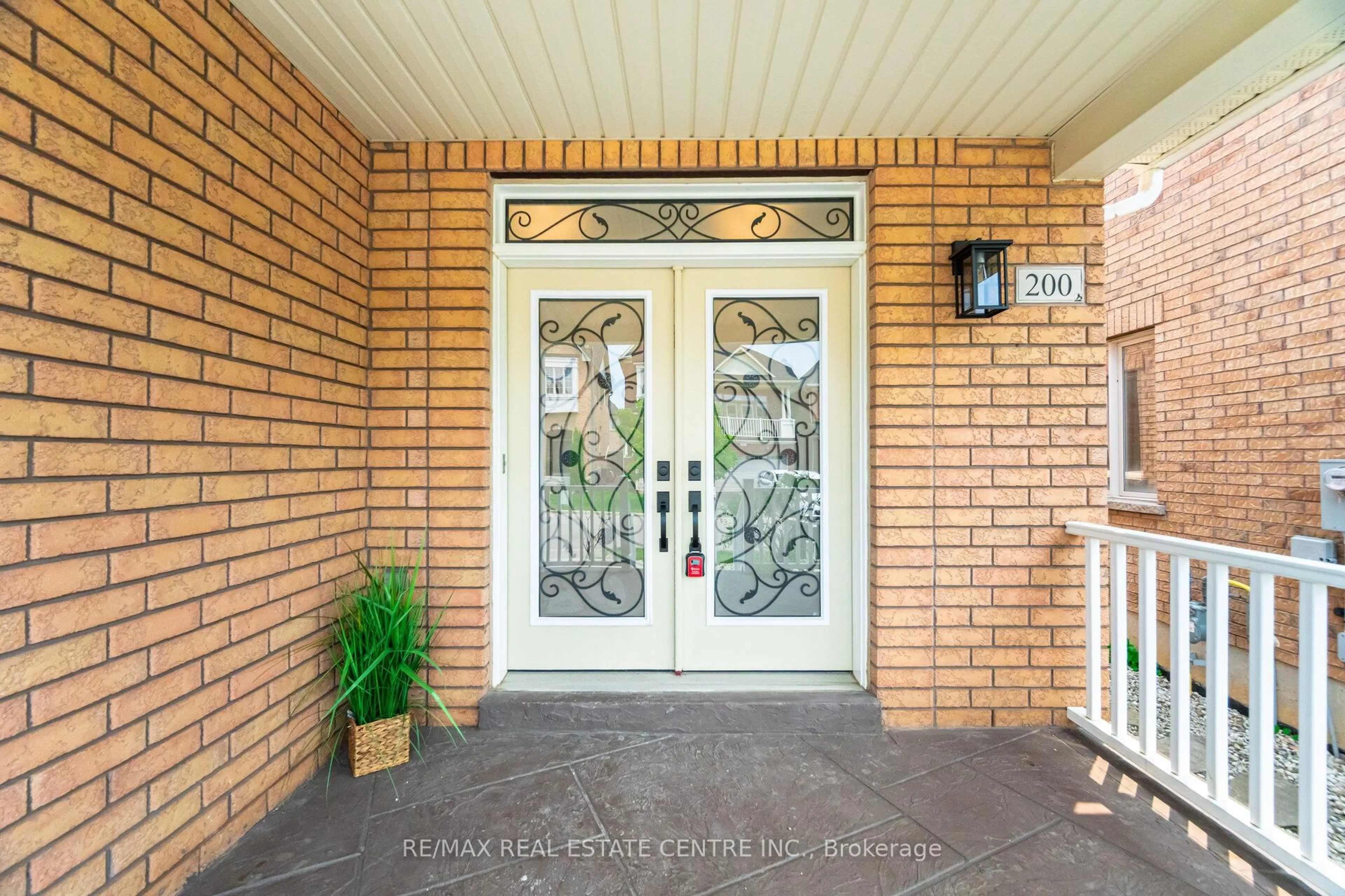 Indoor entryway for 200 Weston Dr, Milton Ontario L9T 0V1