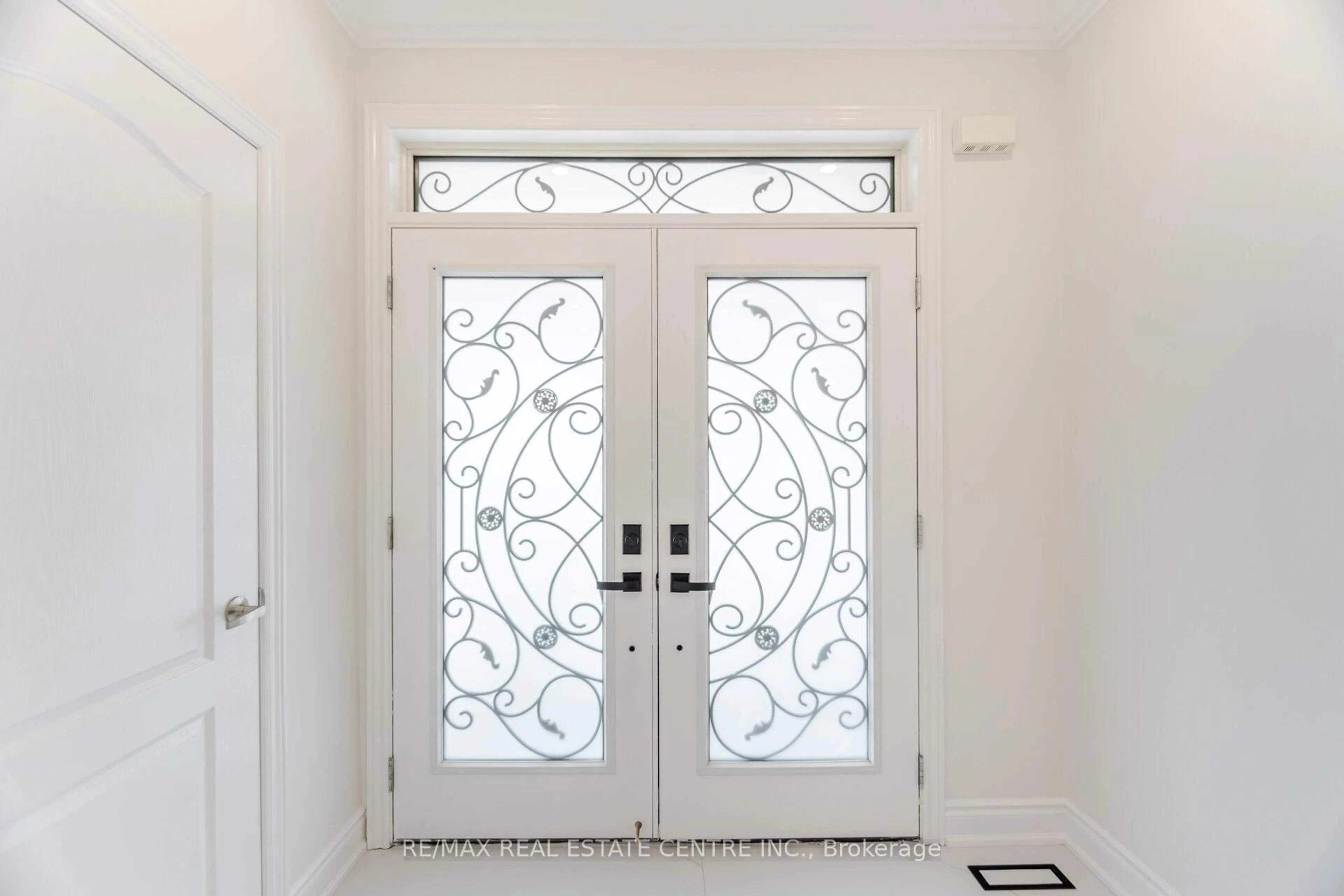 Indoor entryway for 200 Weston Dr, Milton Ontario L9T 0V1