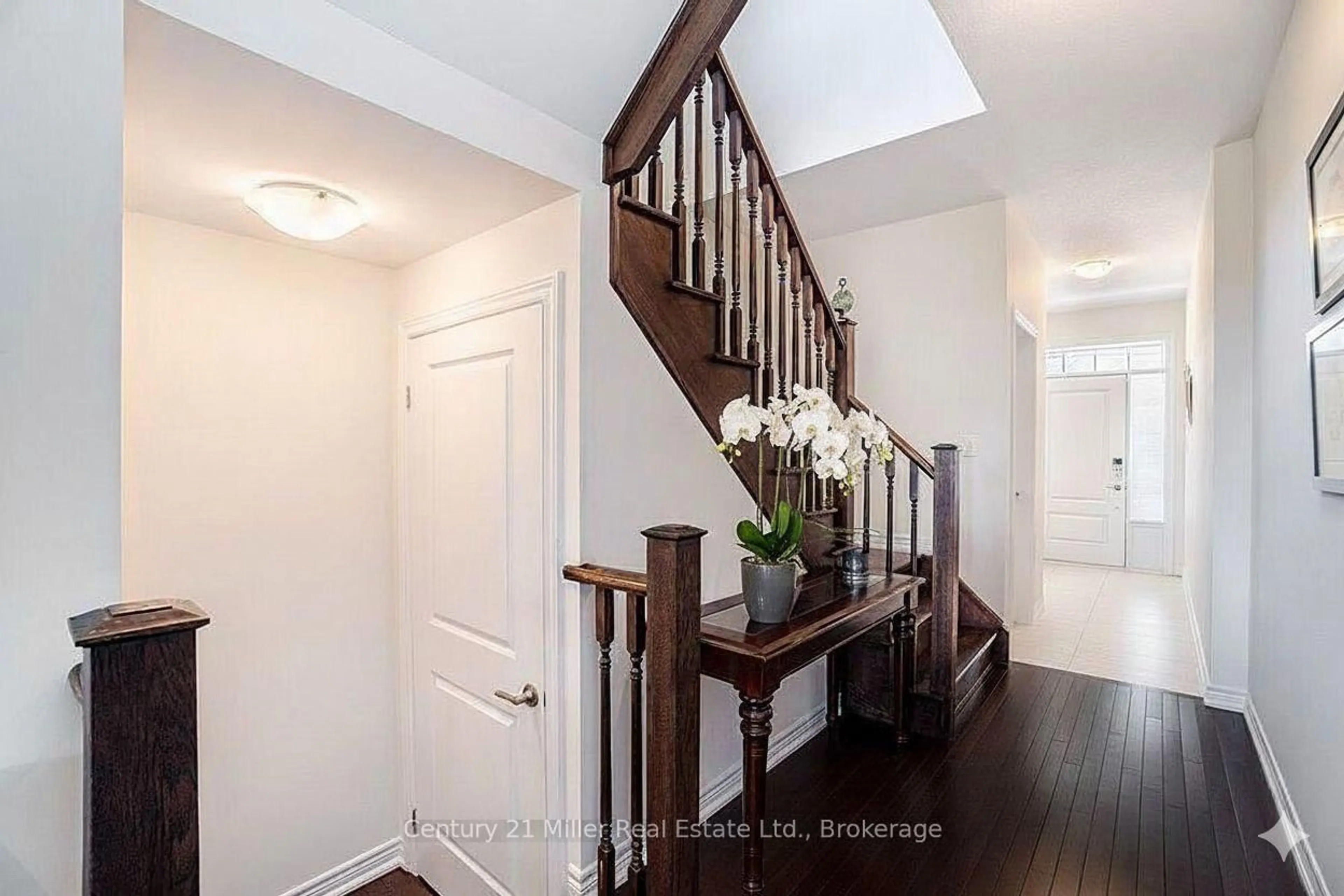 Indoor entryway for 399 Threshing Mill Blvd, Oakville Ontario L6H 0P5
