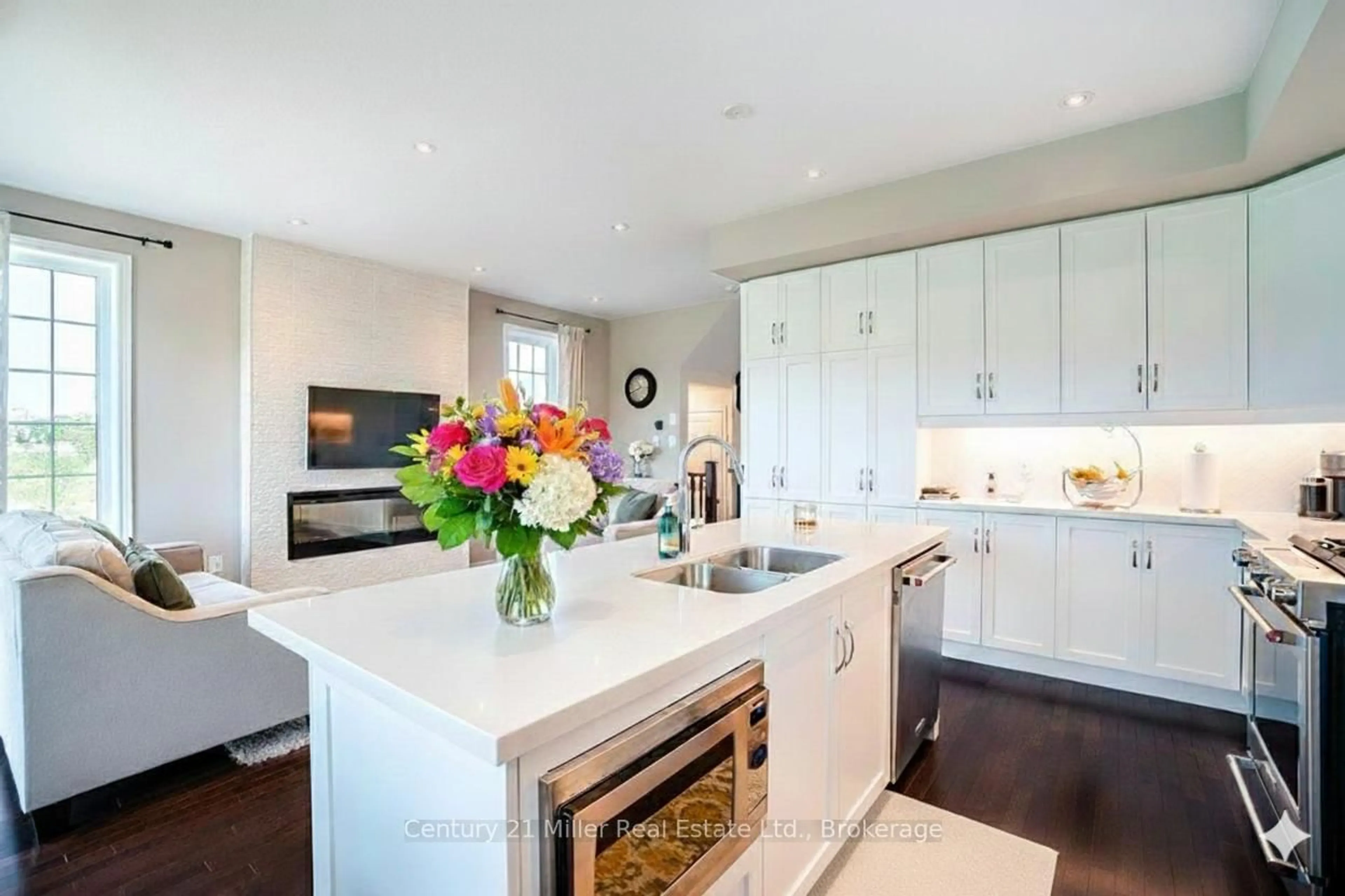 Contemporary kitchen, unknown for 399 Threshing Mill Blvd, Oakville Ontario L6H 0P5