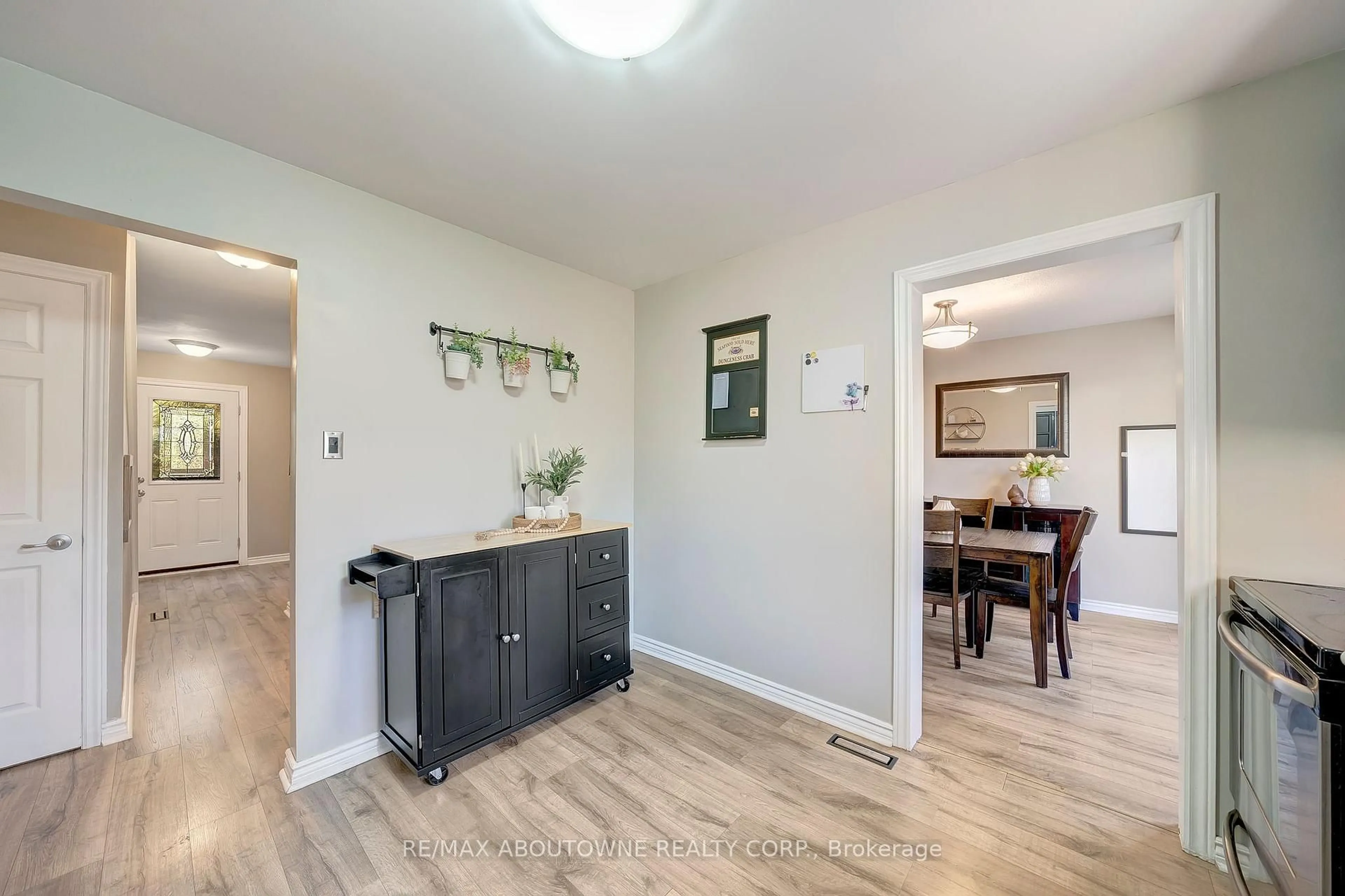 Indoor entryway for 5475 Lakeshore Rd #29, Burlington Ontario L7L 1E1