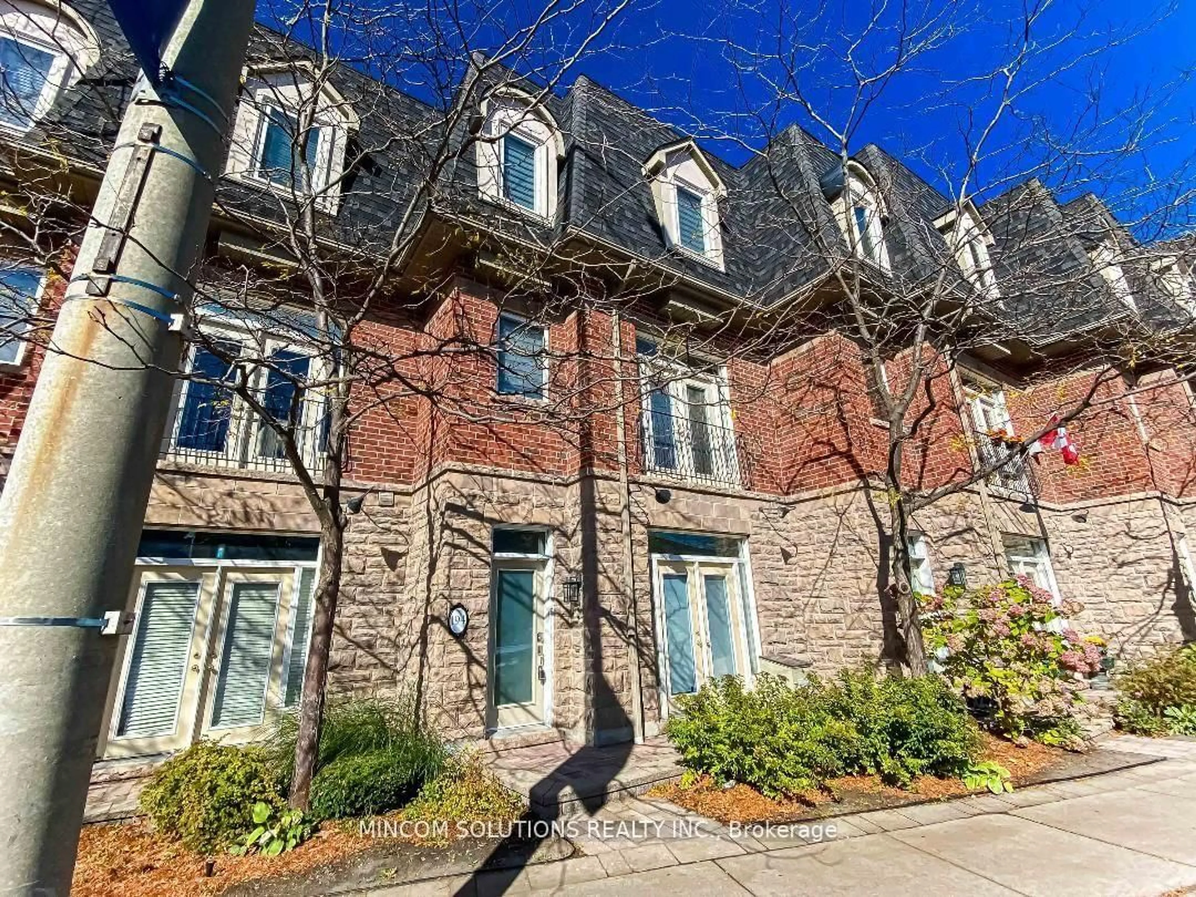 Home with brick exterior material, street for 194 Lakeshore Rd, Mississauga Ontario L5H 1G6