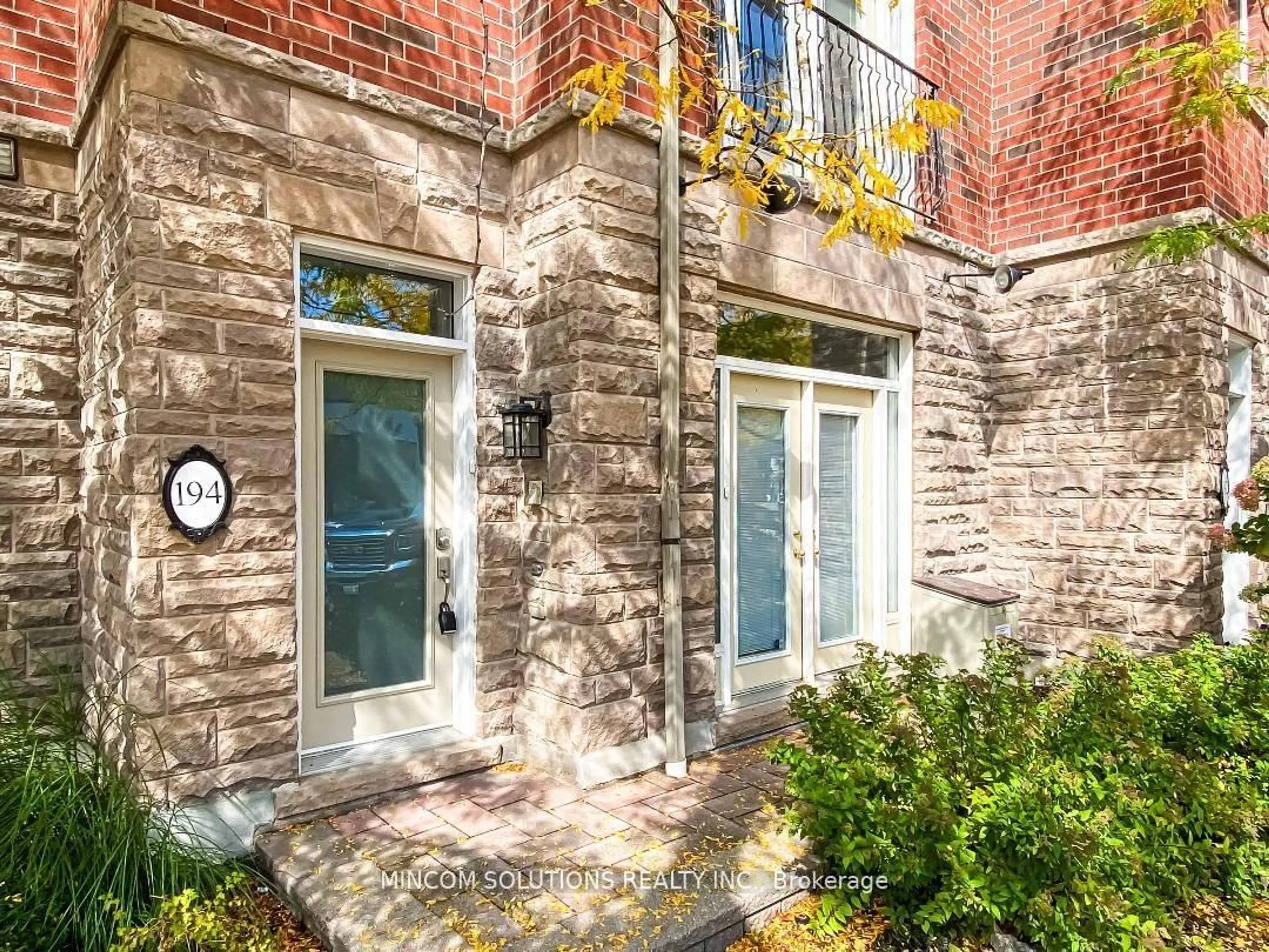 Unknown for 194 Lakeshore Rd, Mississauga Ontario L5H 1G6