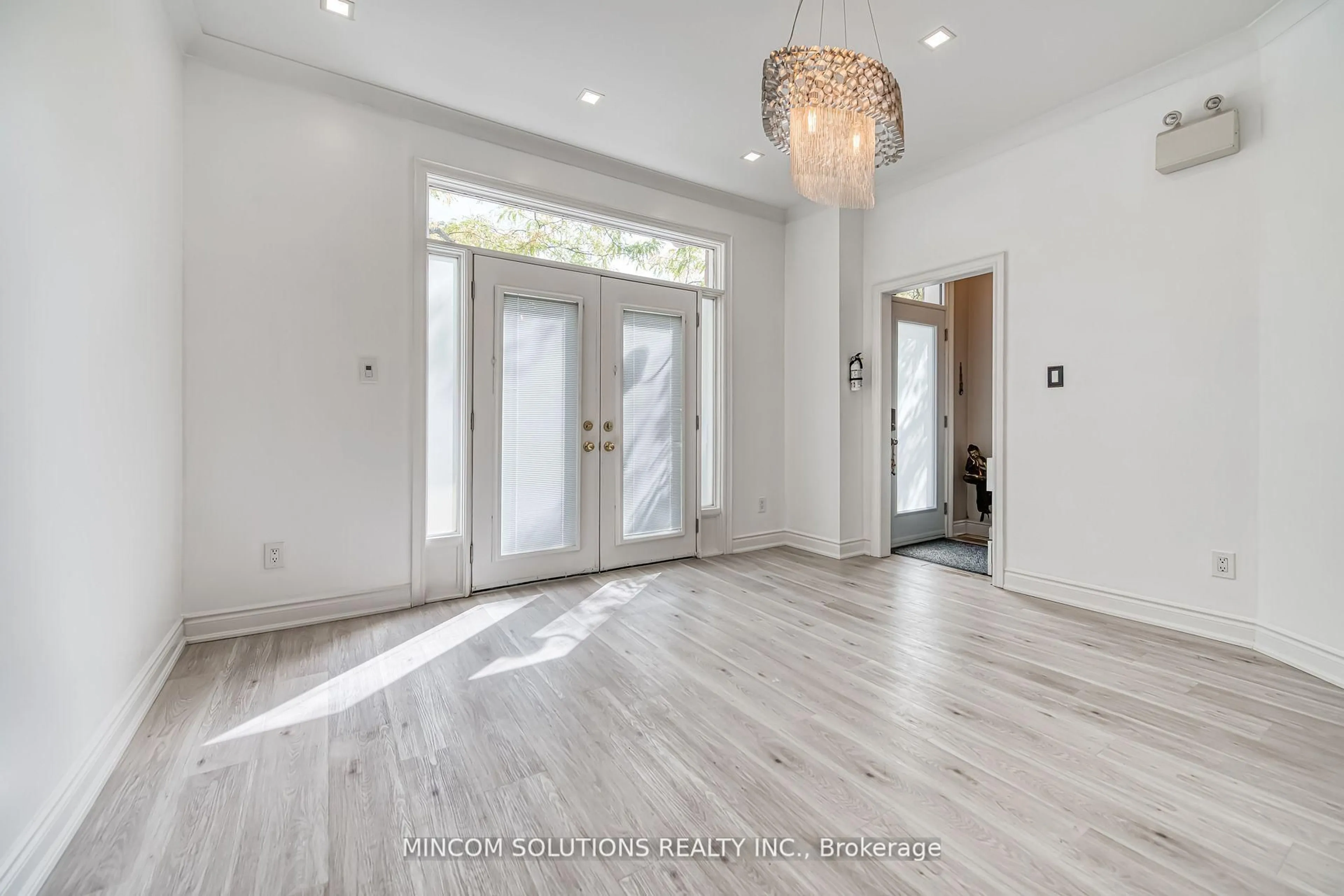 Indoor entryway for 194 Lakeshore Rd, Mississauga Ontario L5H 1G6