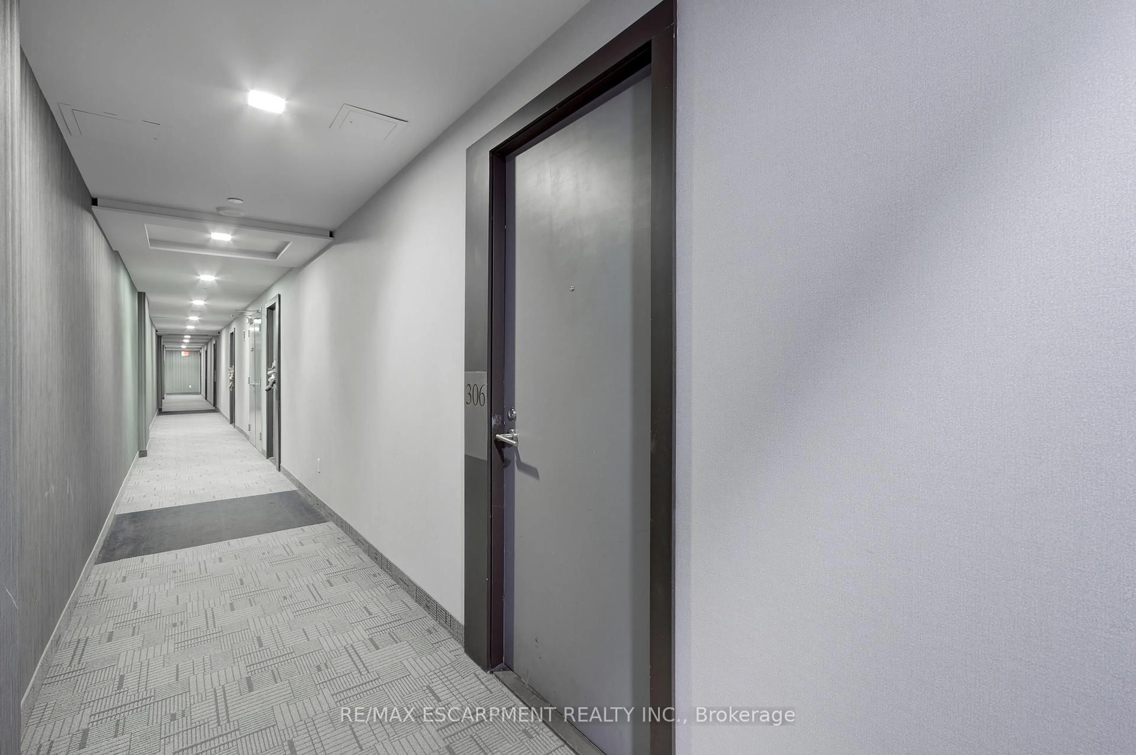 Indoor foyer for 8 Fieldway Rd #306, Toronto Ontario M8Z 0C3