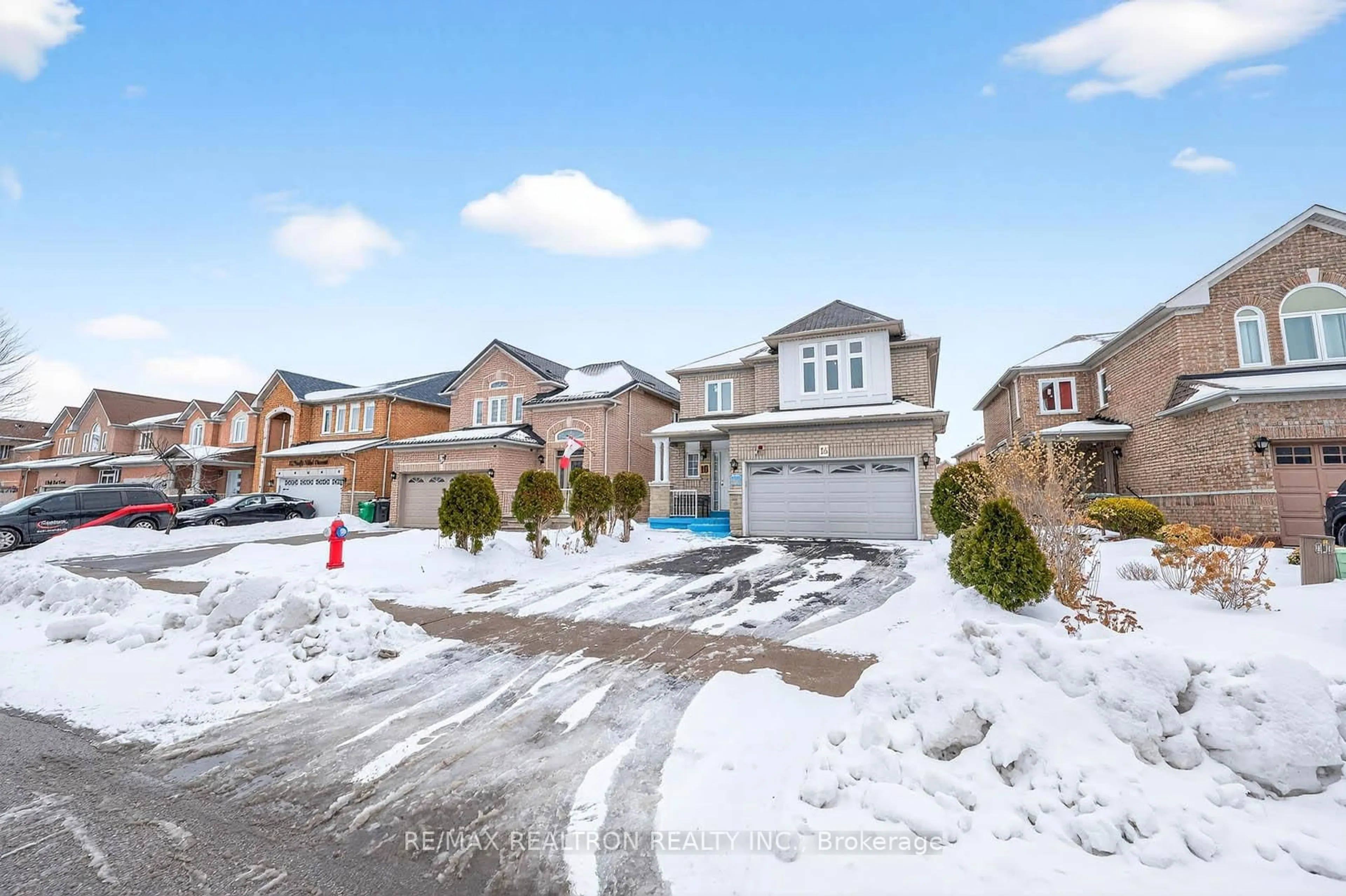 A pic from outside/outdoor area/front of a property/back of a property/a pic from drone, street for 16 Pacific Wind Cres, Brampton Ontario L6R 1Z9