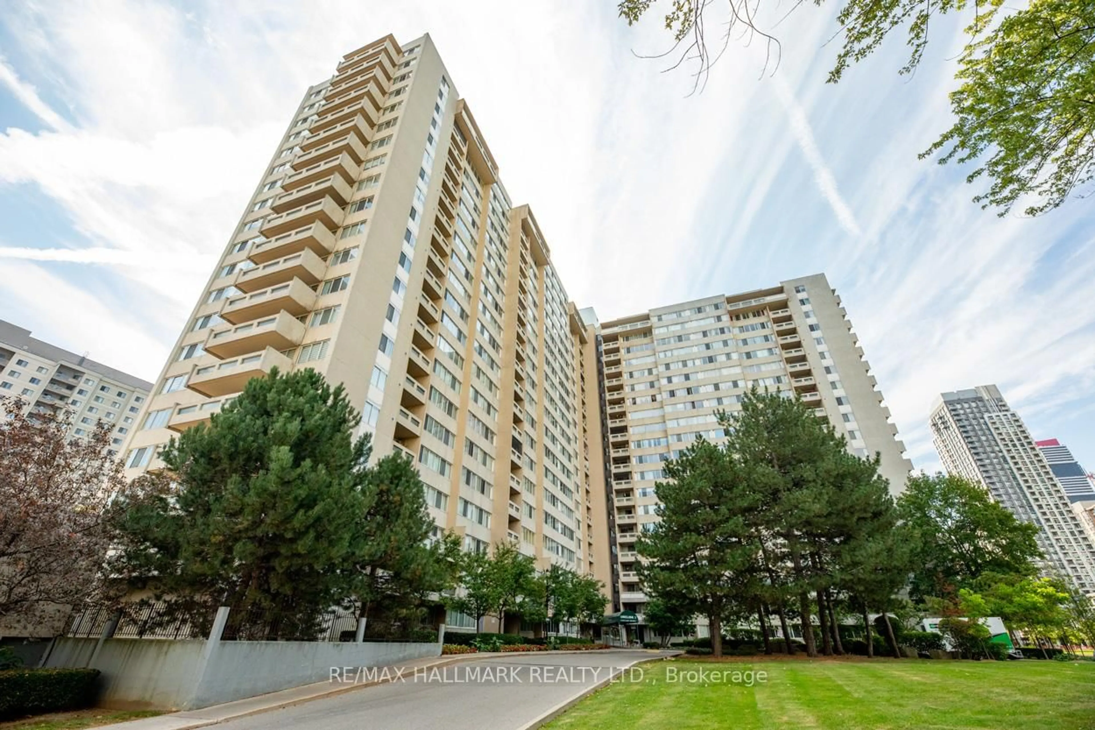 Unknown for 3590 Kaneff Cres #702, Mississauga Ontario L5A 3X3