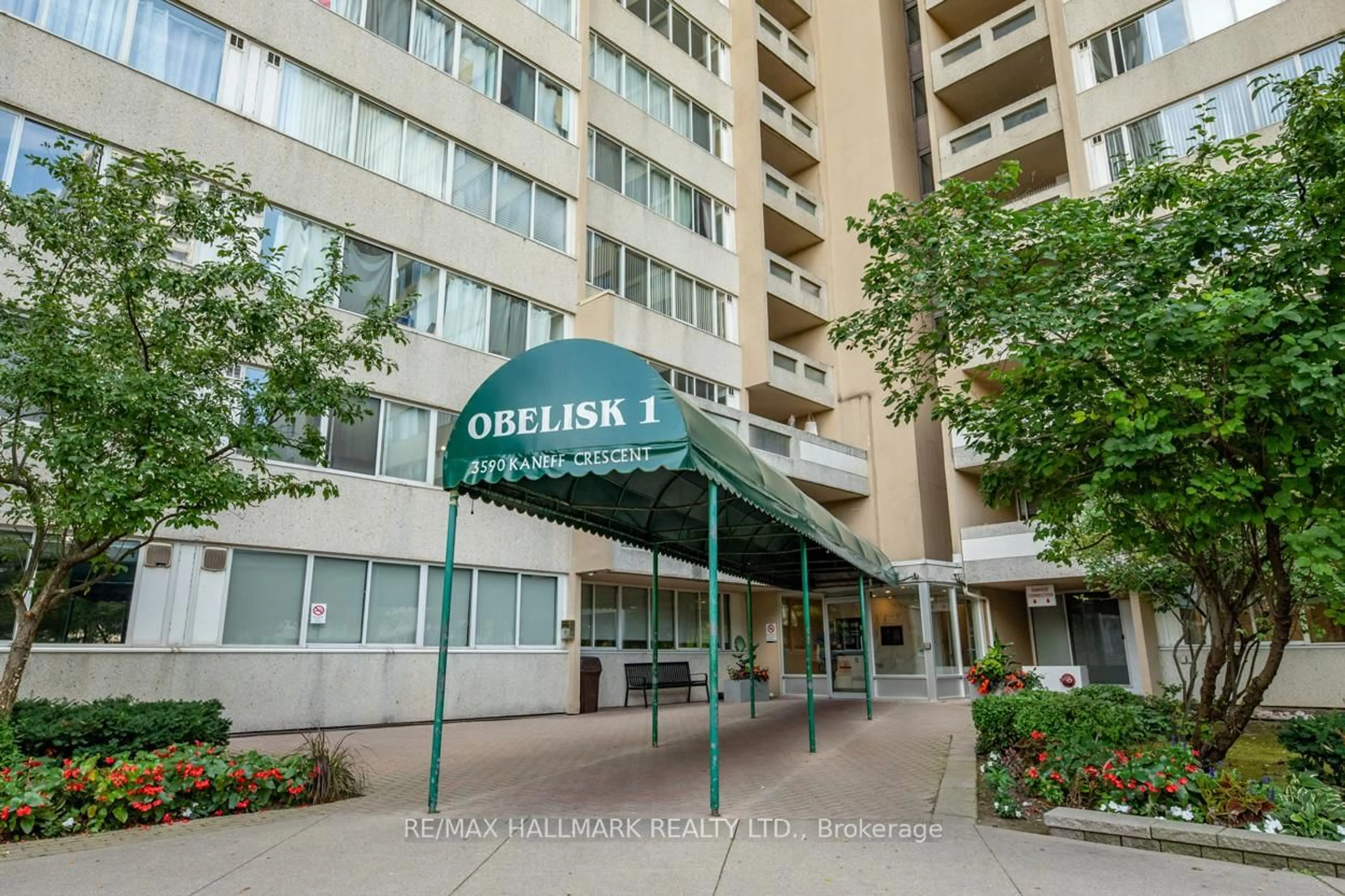 Indoor foyer for 3590 Kaneff Cres #702, Mississauga Ontario L5A 3X3