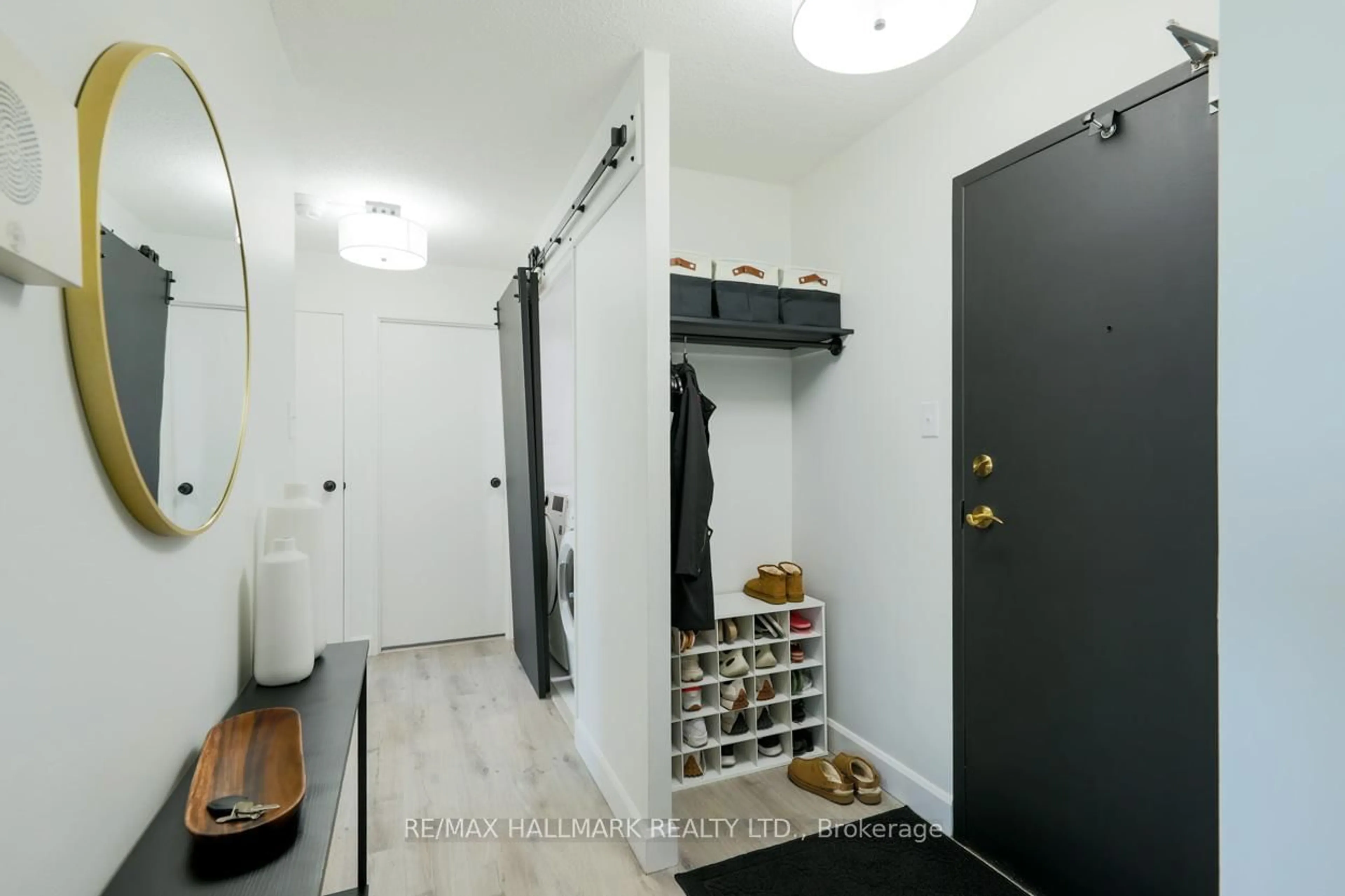 Indoor entryway for 3590 Kaneff Cres #702, Mississauga Ontario L5A 3X3