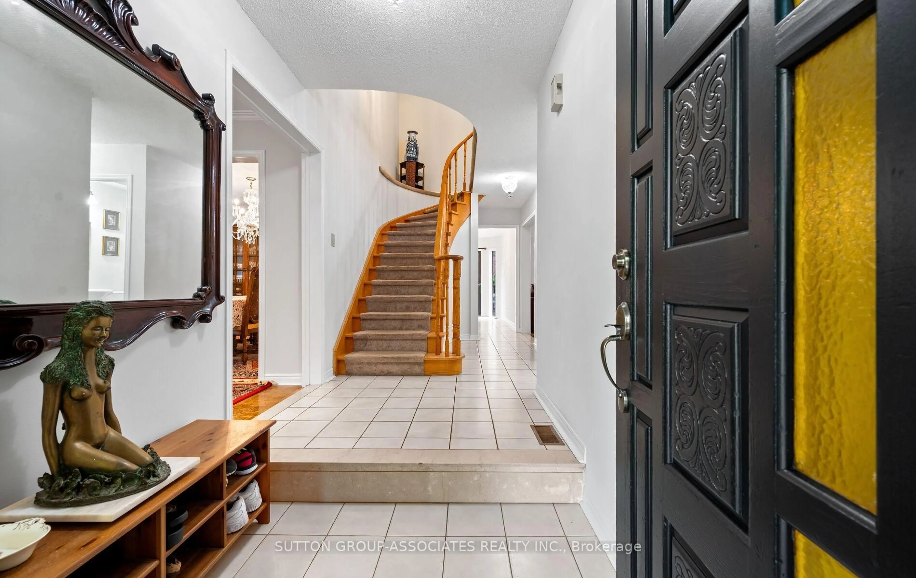 Indoor entryway for 1252 Greenwood Cres, Oakville Ontario L6J 6W5