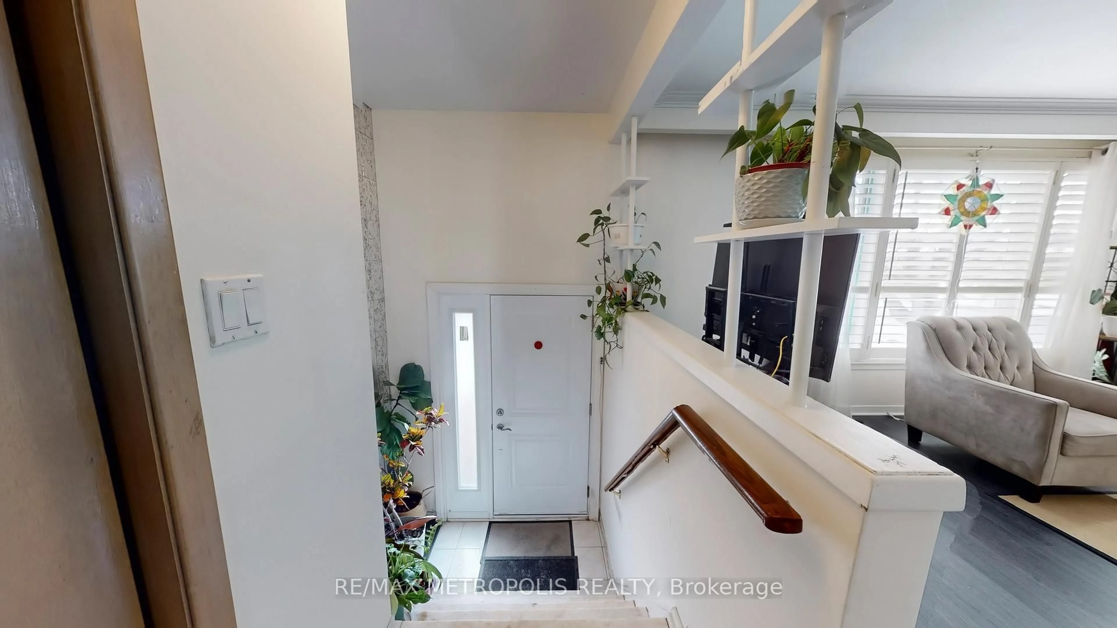 Indoor entryway for 68 Paulvale Cres, Toronto Ontario M3J 1K5