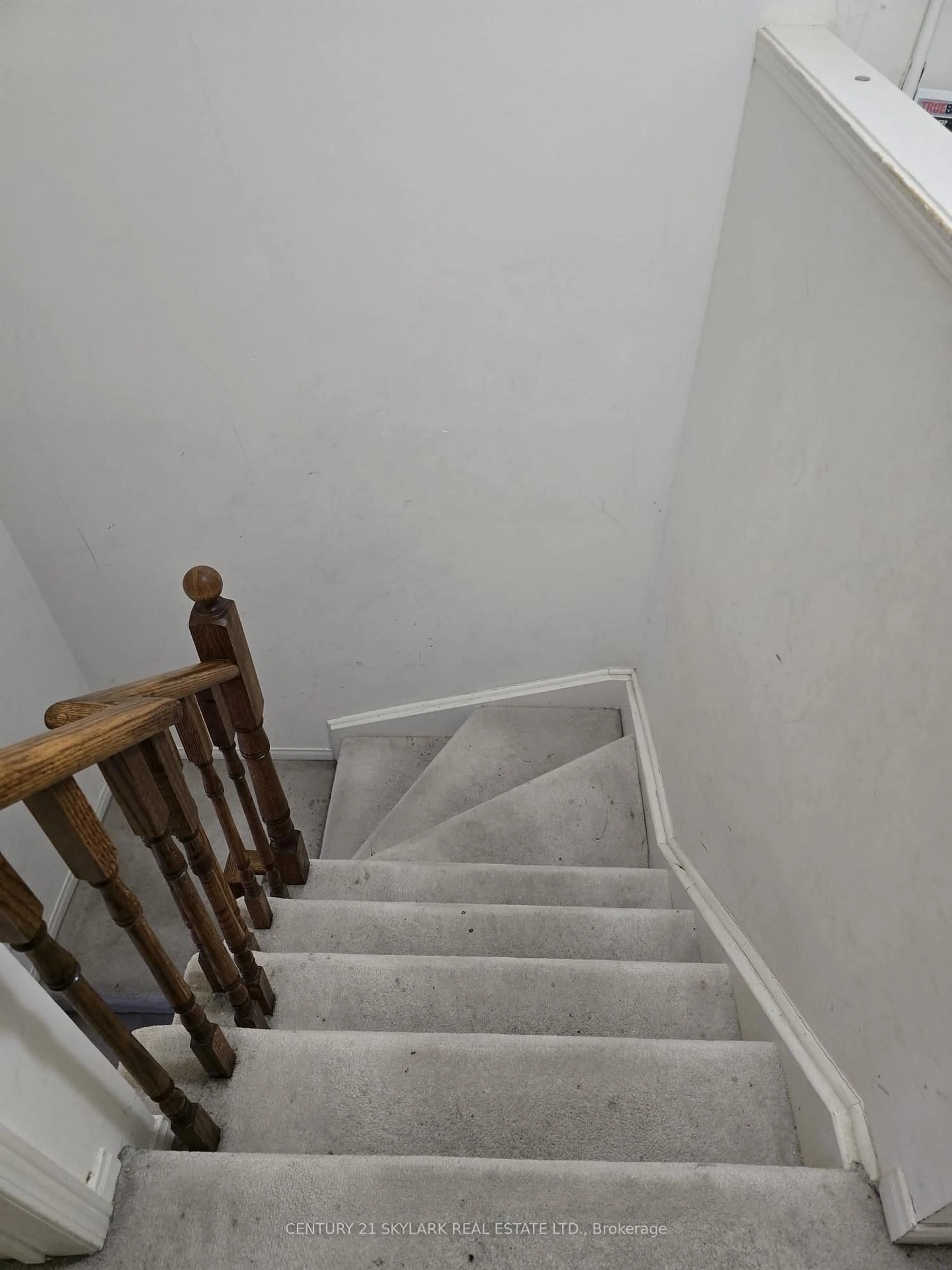 Stairs for 7127 Chatham Crt, Mississauga Ontario L5N 8R1