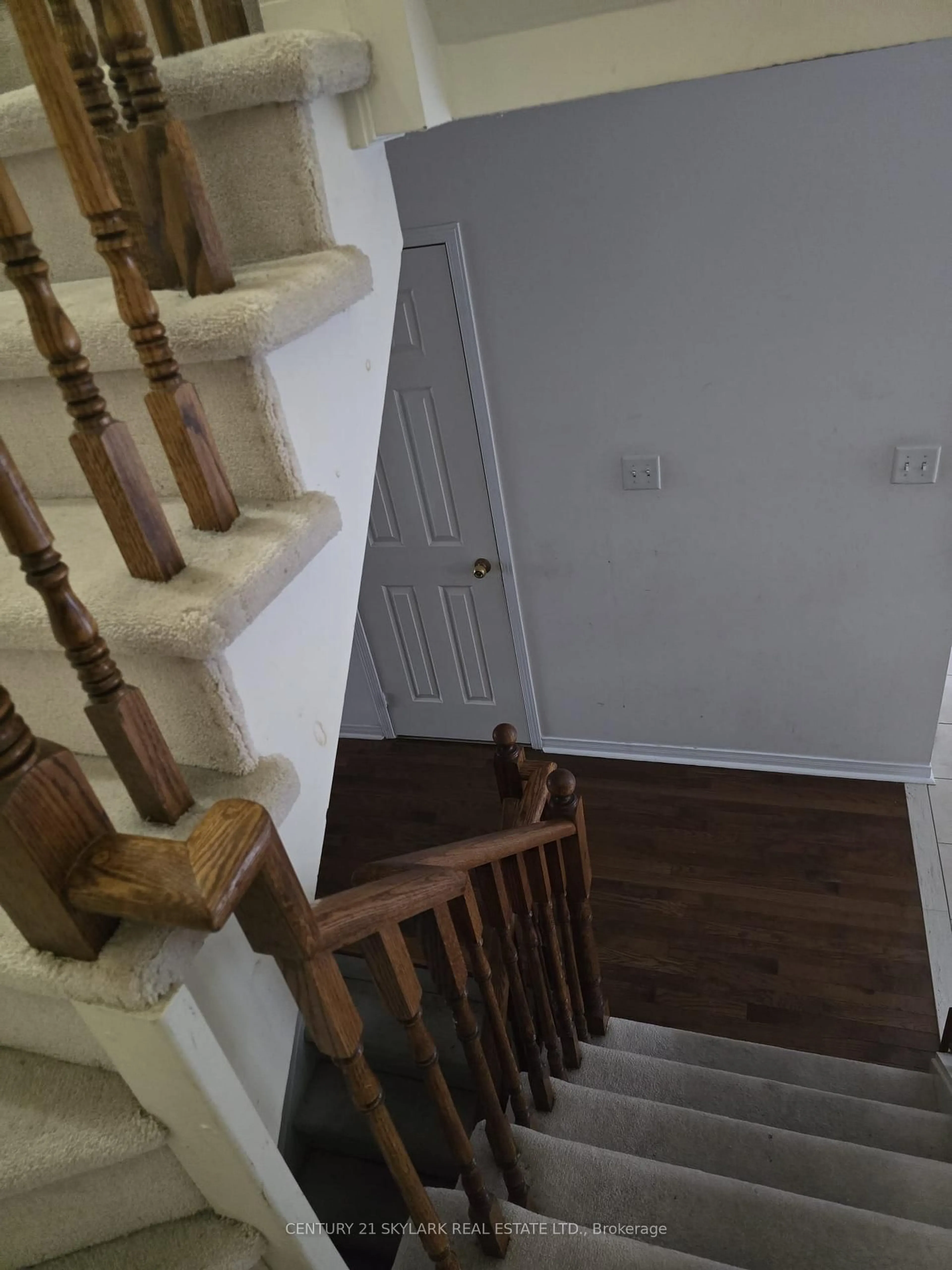 Stairs for 7127 Chatham Crt, Mississauga Ontario L5N 8R1