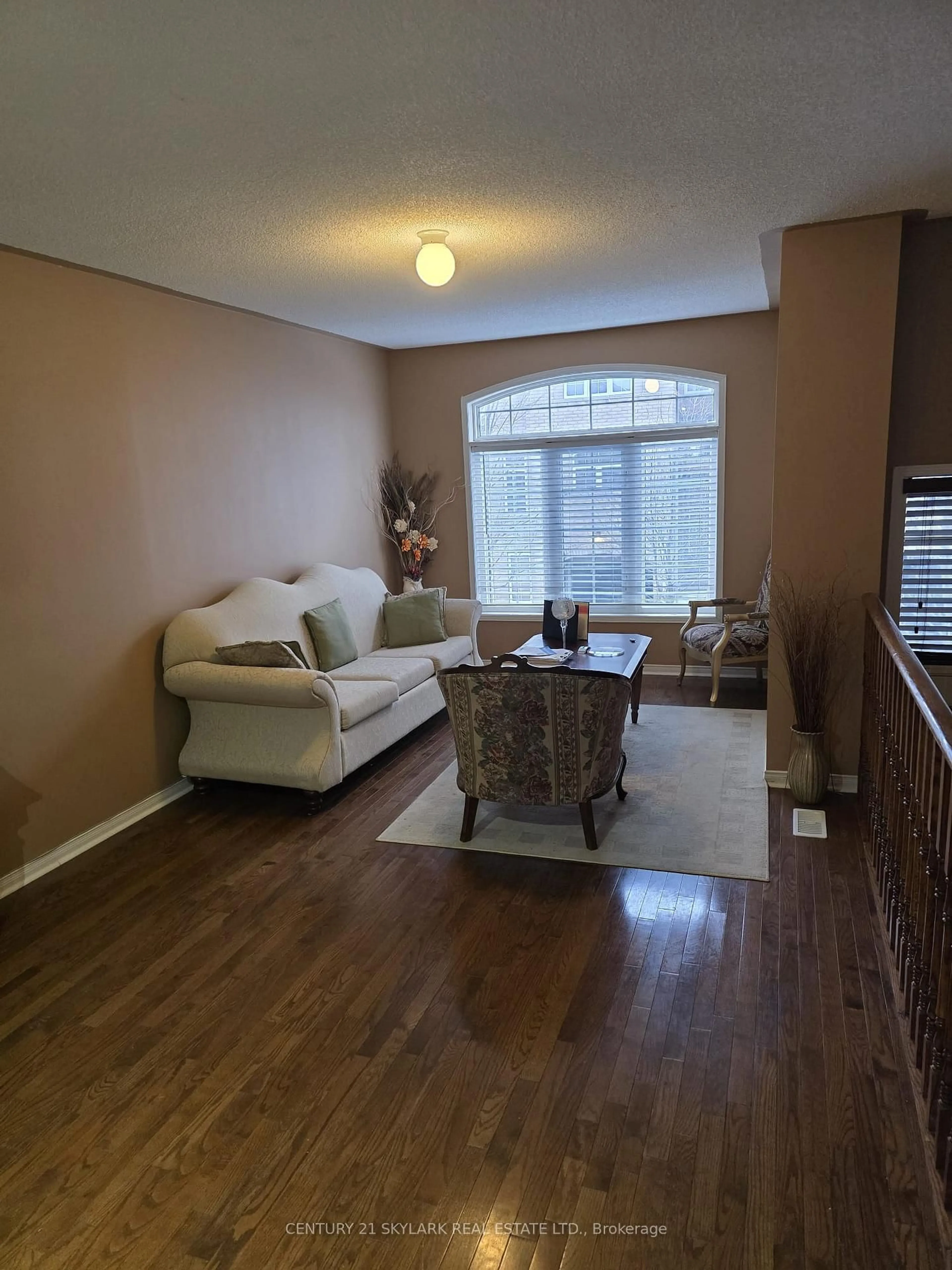 Living room with furniture, wood/laminate floor for 7127 Chatham Crt, Mississauga Ontario L5N 8R1