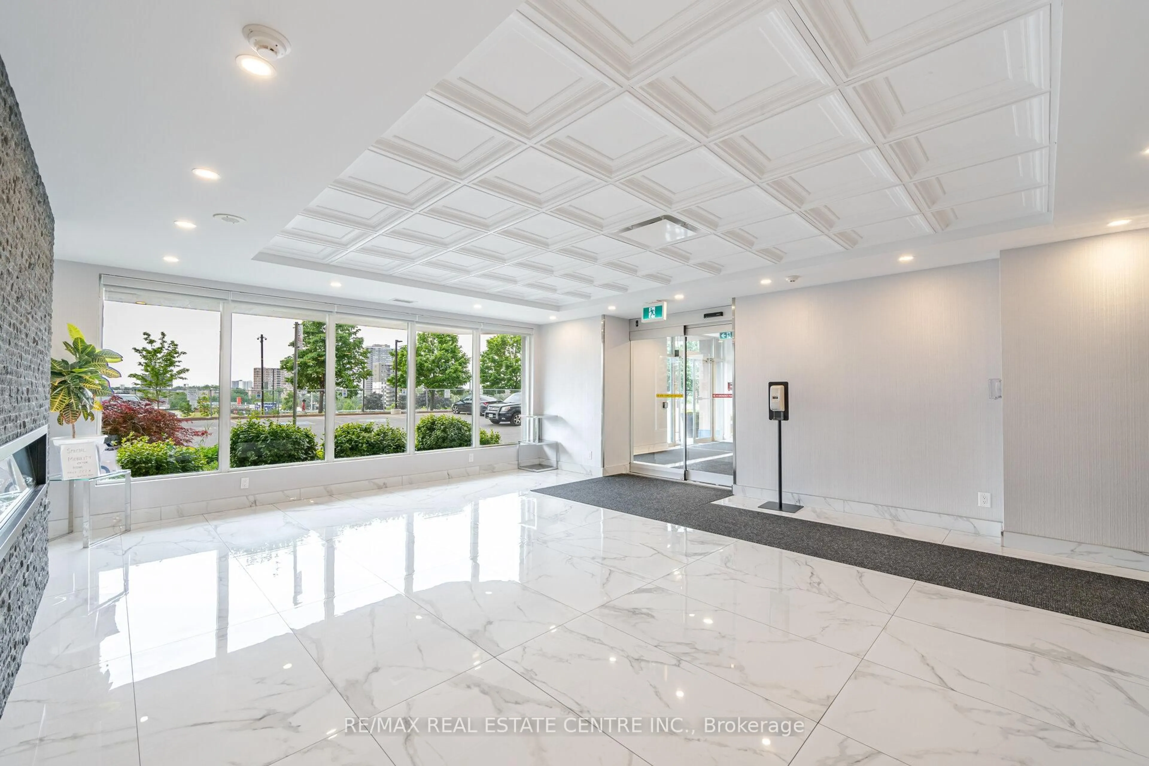 Indoor foyer for 115 Hillcrest Ave #811, Mississauga Ontario L5B 3Y9