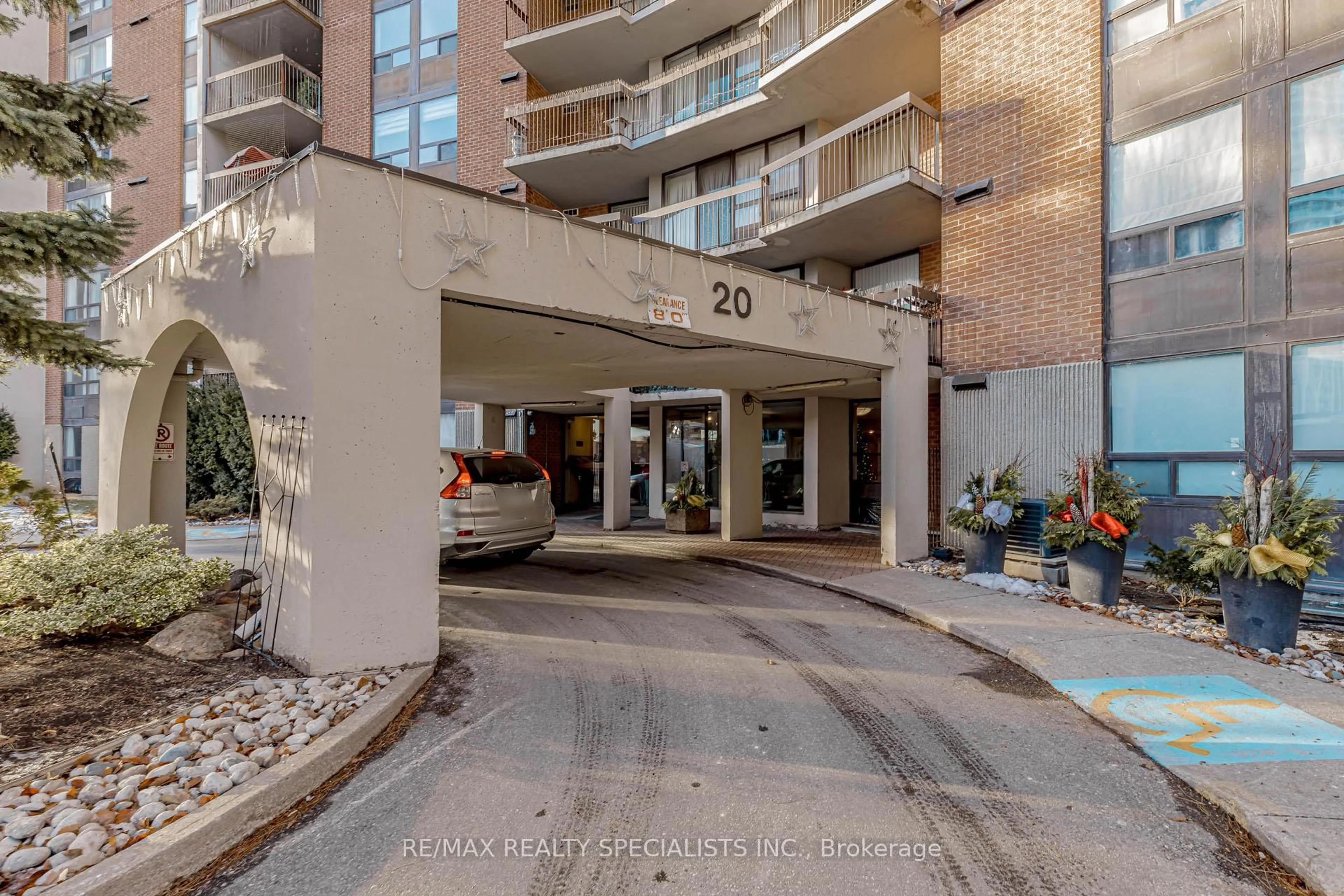 Indoor foyer for 20 Mississauga Valley Blvd #1803, Mississauga Ontario L5A 3S1