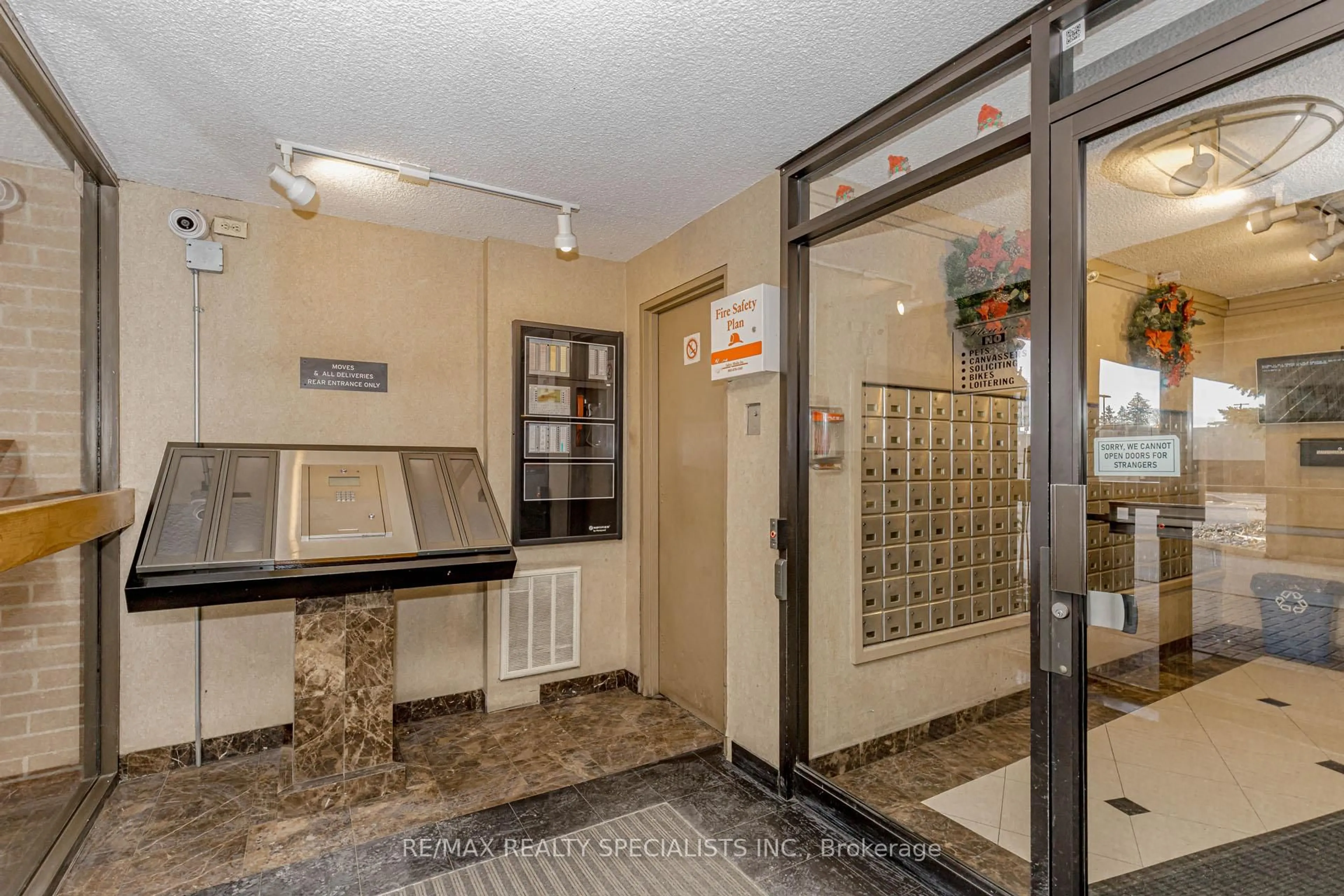 Indoor foyer for 20 Mississauga Valley Blvd #1803, Mississauga Ontario L5A 3S1
