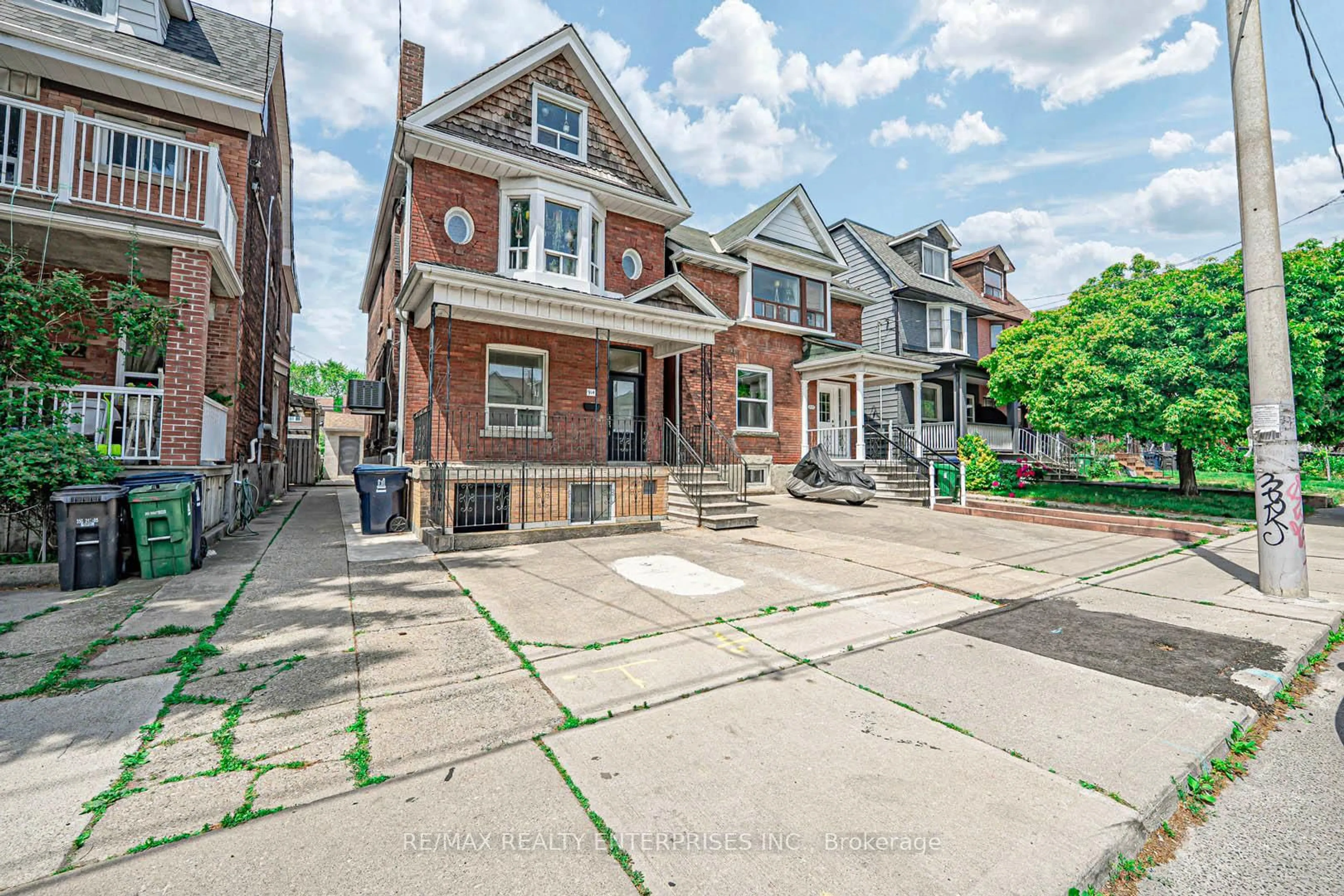 Home with brick exterior material, street for 914 Dovercourt Rd, Toronto Ontario M6H 2X5