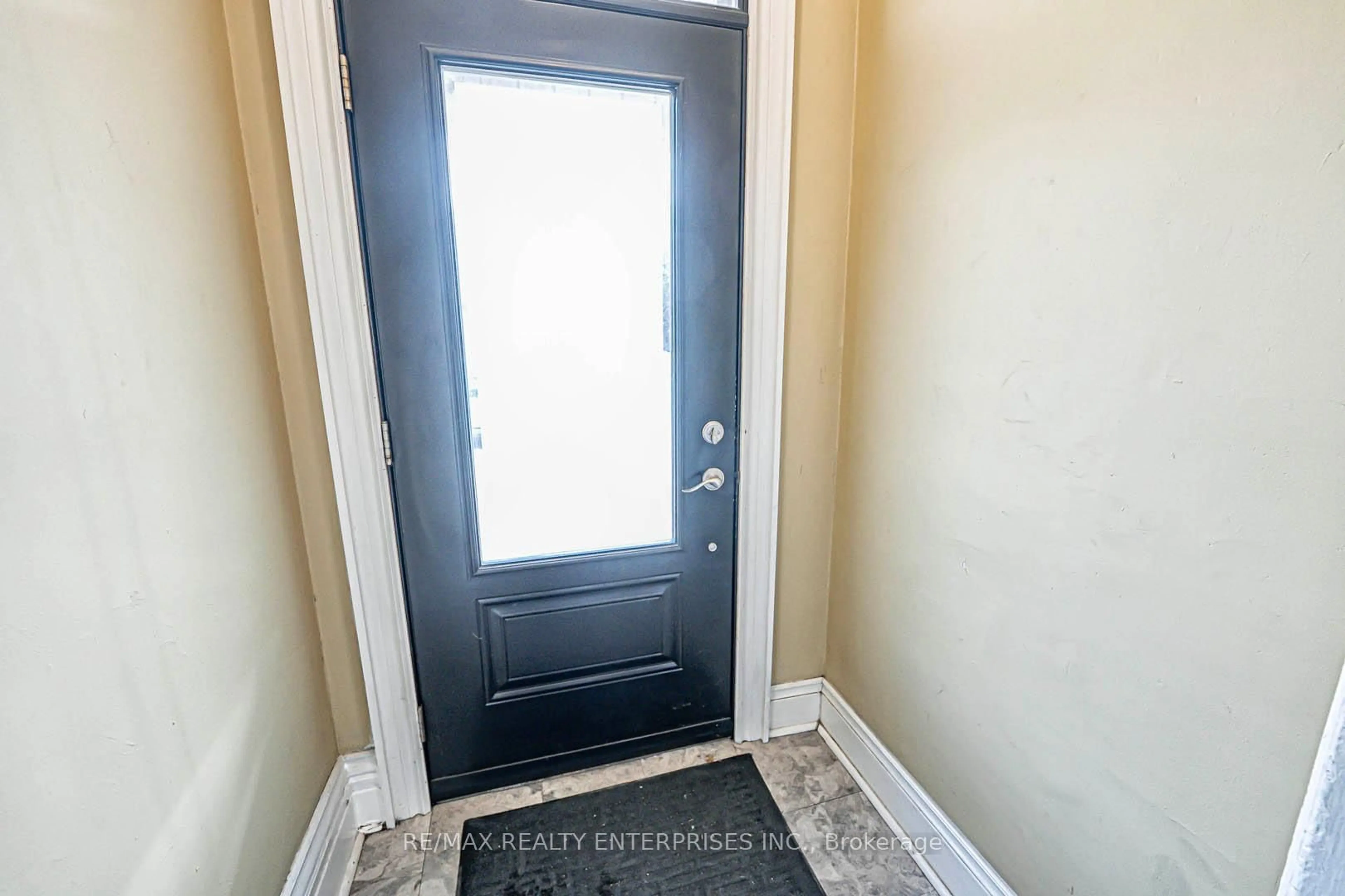 Indoor entryway for 914 Dovercourt Rd, Toronto Ontario M6H 2X5