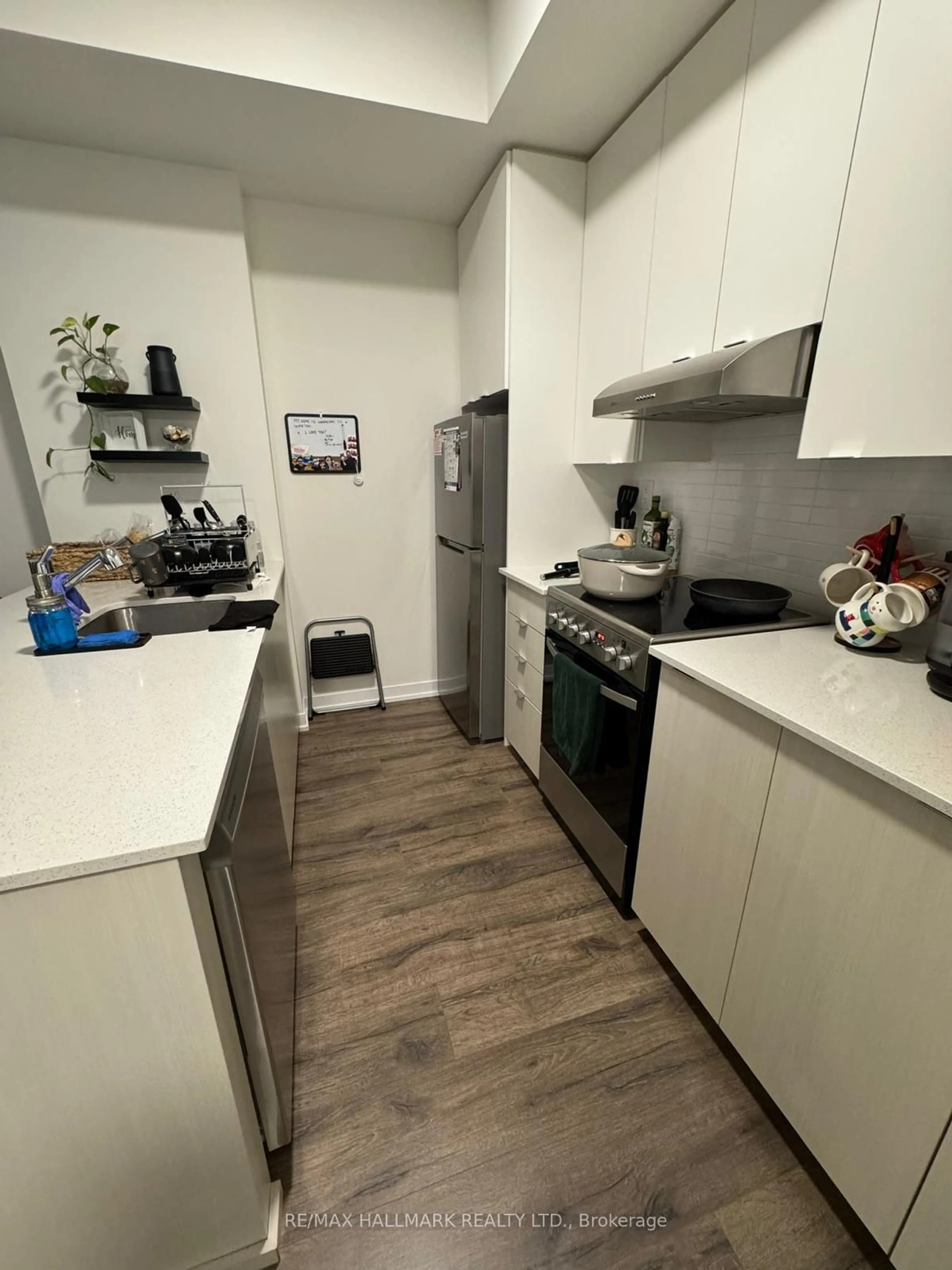 Standard kitchen, unknown for 140 Canon Jackson Dr #111, Toronto Ontario M6M 0B9