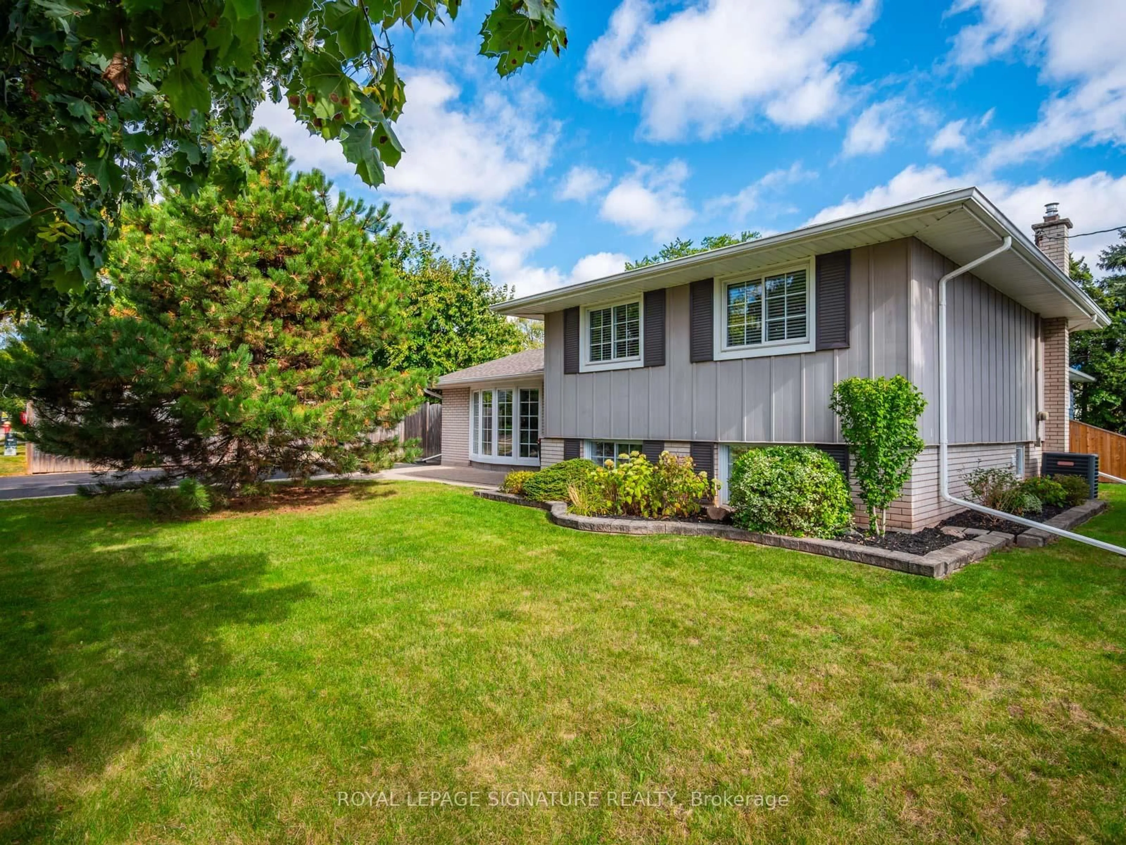 Home with vinyl exterior material, street for 283 Hampton Heath Rd, Burlington Ontario L7L 4P6