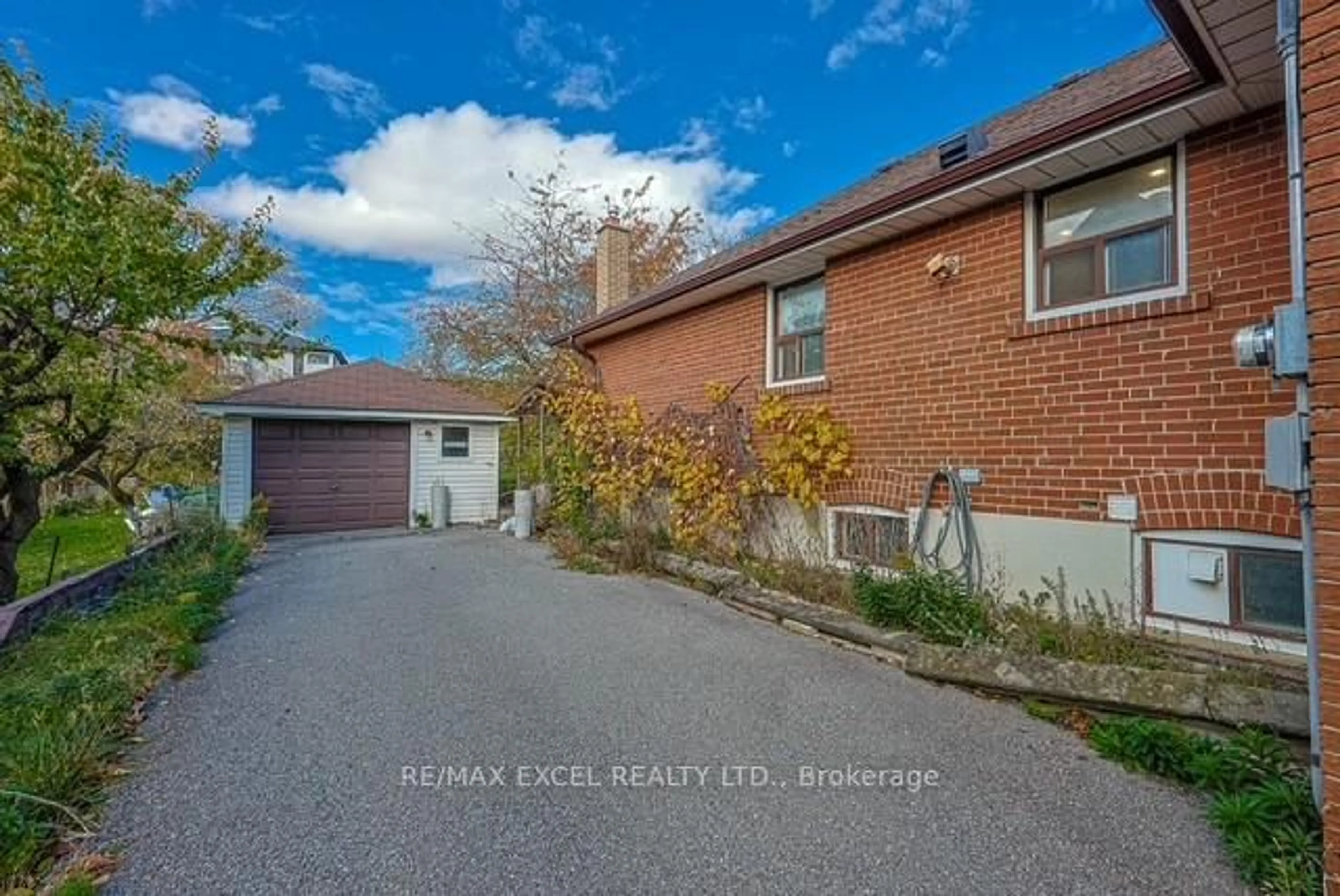 A pic from outside/outdoor area/front of a property/back of a property/a pic from drone, street for 90 Flamborough Dr, Toronto Ontario M6M 2R8
