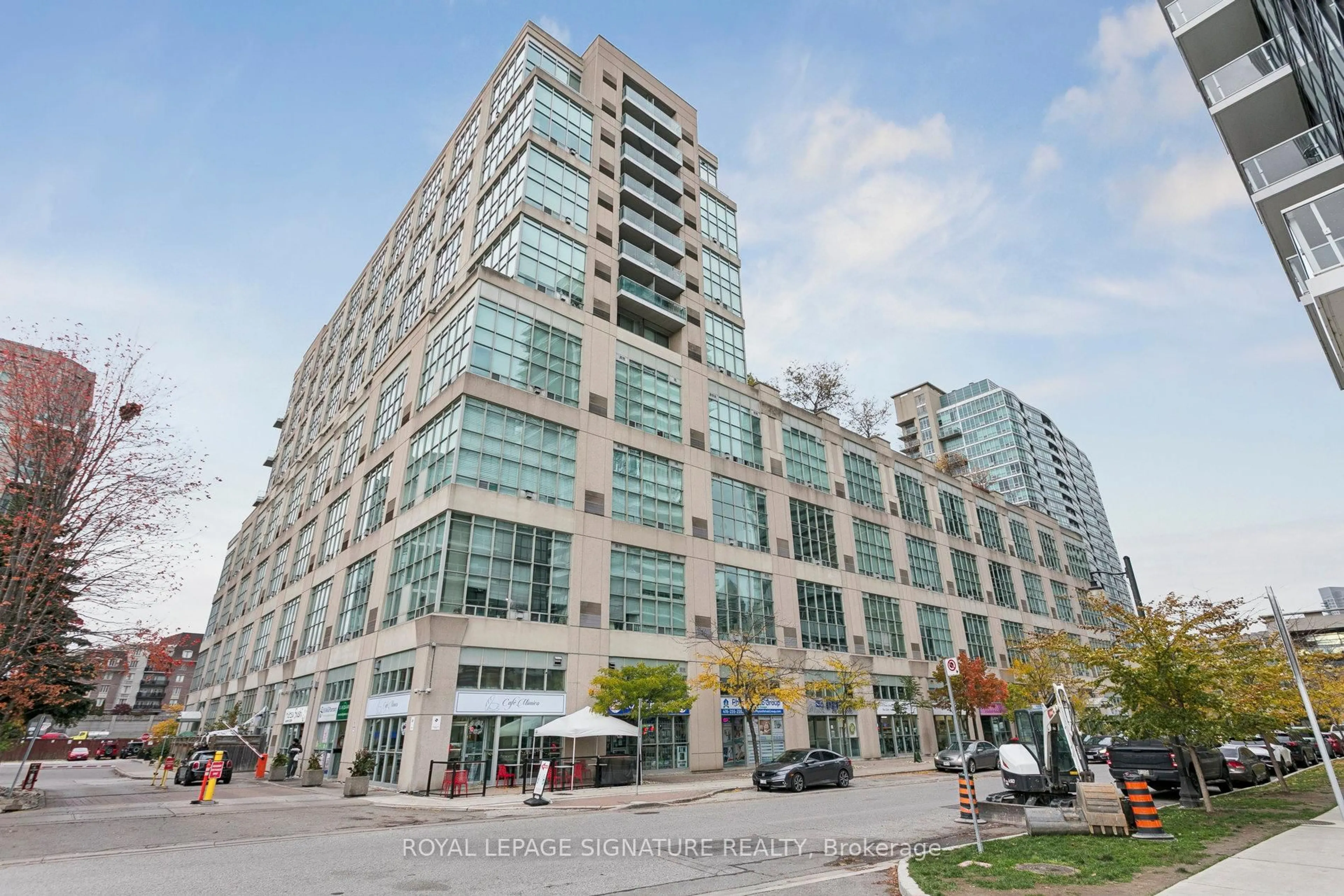 Patio, building for 250 Manitoba St #111, Toronto Ontario M8Y 4G8
