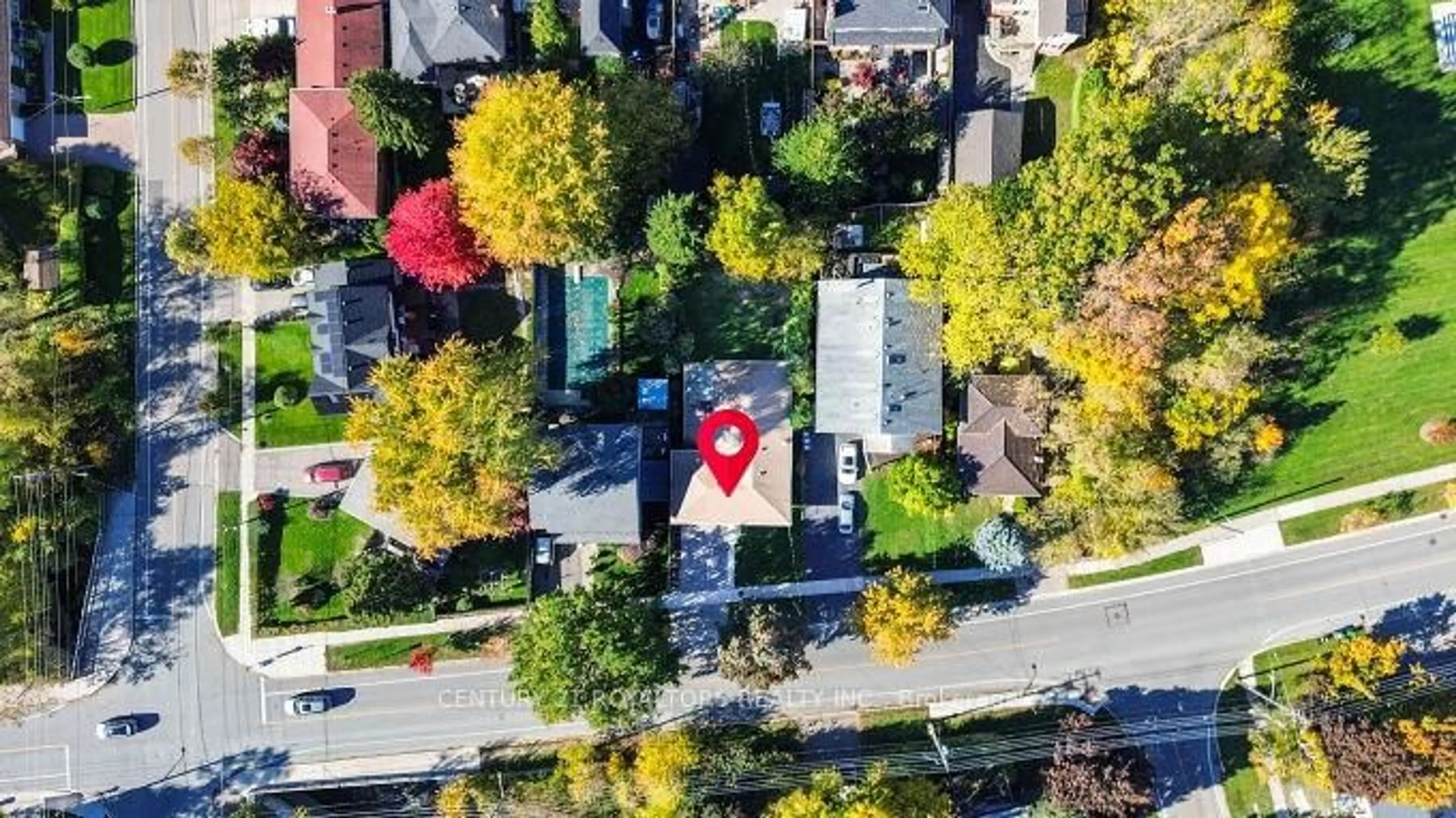A pic from outside/outdoor area/front of a property/back of a property/a pic from drone, street for 443 Atwater Ave, Mississauga Ontario L5G 2A4