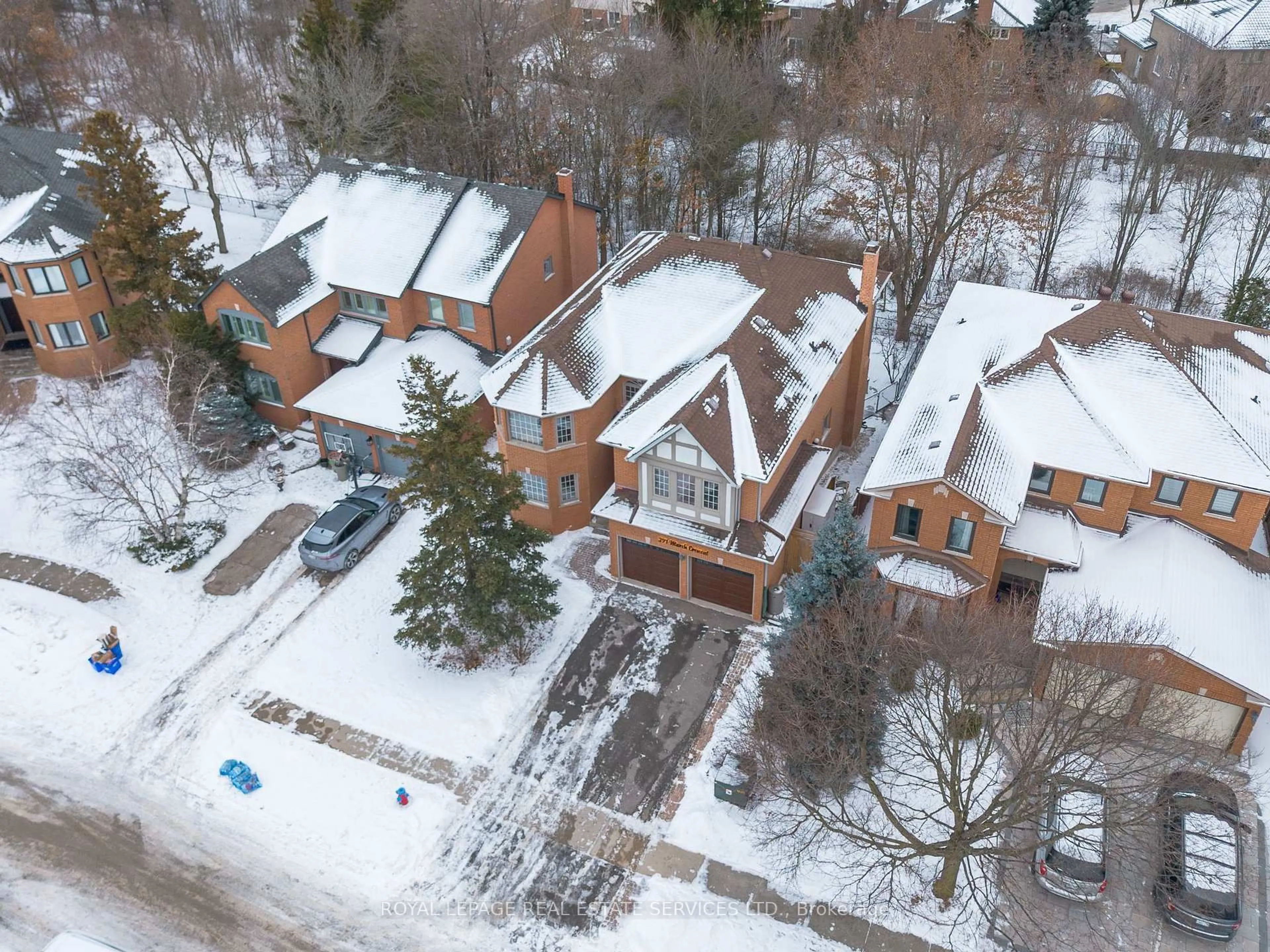 A pic from outside/outdoor area/front of a property/back of a property/a pic from drone, street for 391 March Cres, Oakville Ontario L6H 5X7