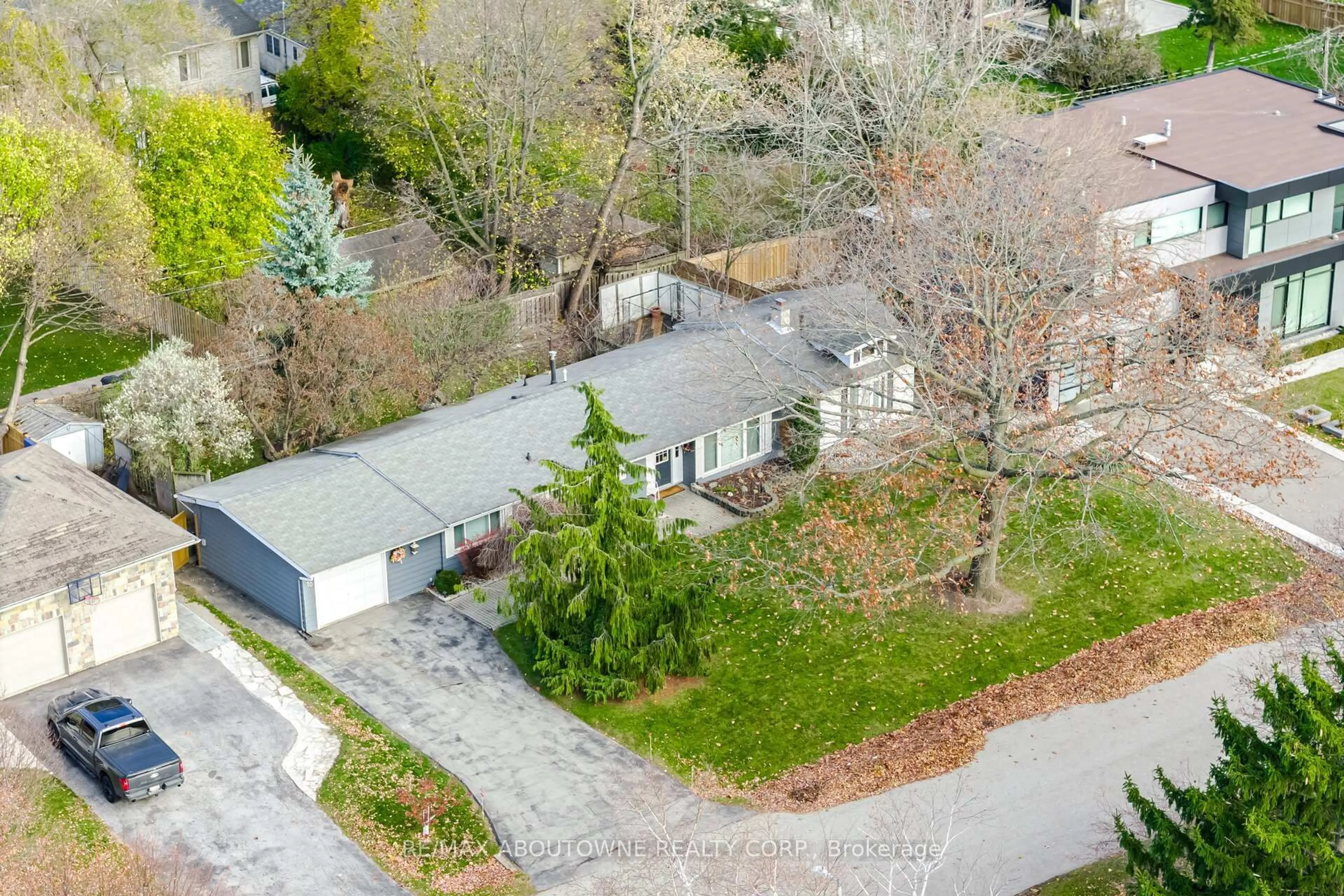 A pic from outside/outdoor area/front of a property/back of a property/a pic from drone, street for 70 Germorda Dr, Oakville Ontario L6H 1A8