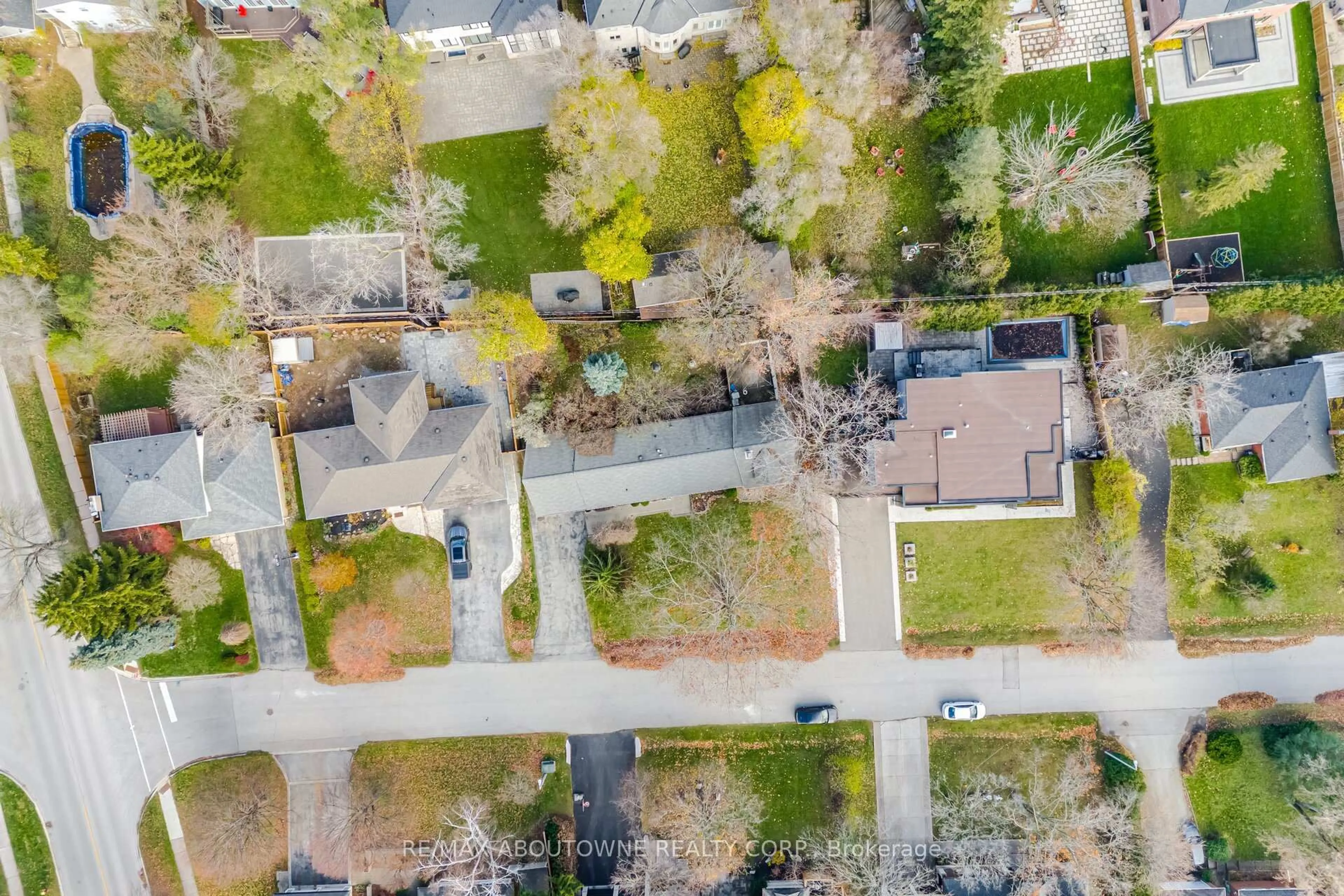 A pic from outside/outdoor area/front of a property/back of a property/a pic from drone, street for 70 Germorda Dr, Oakville Ontario L6H 1A8