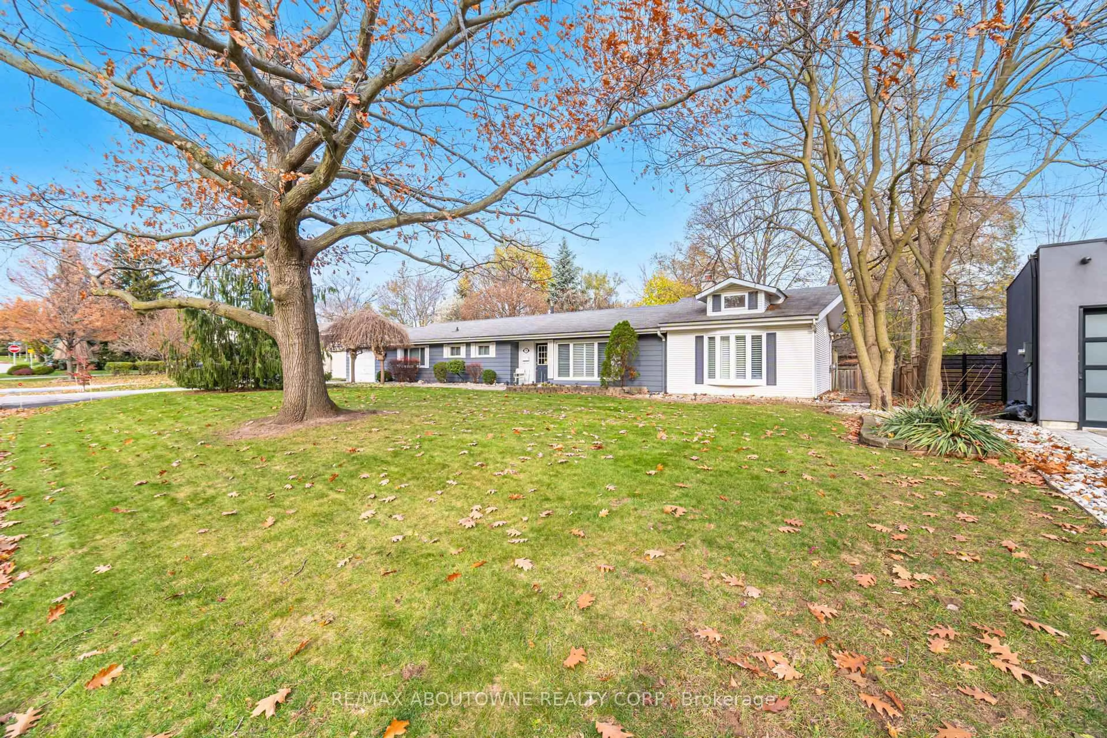 A pic from outside/outdoor area/front of a property/back of a property/a pic from drone, unknown for 70 Germorda Dr, Oakville Ontario L6H 1A8